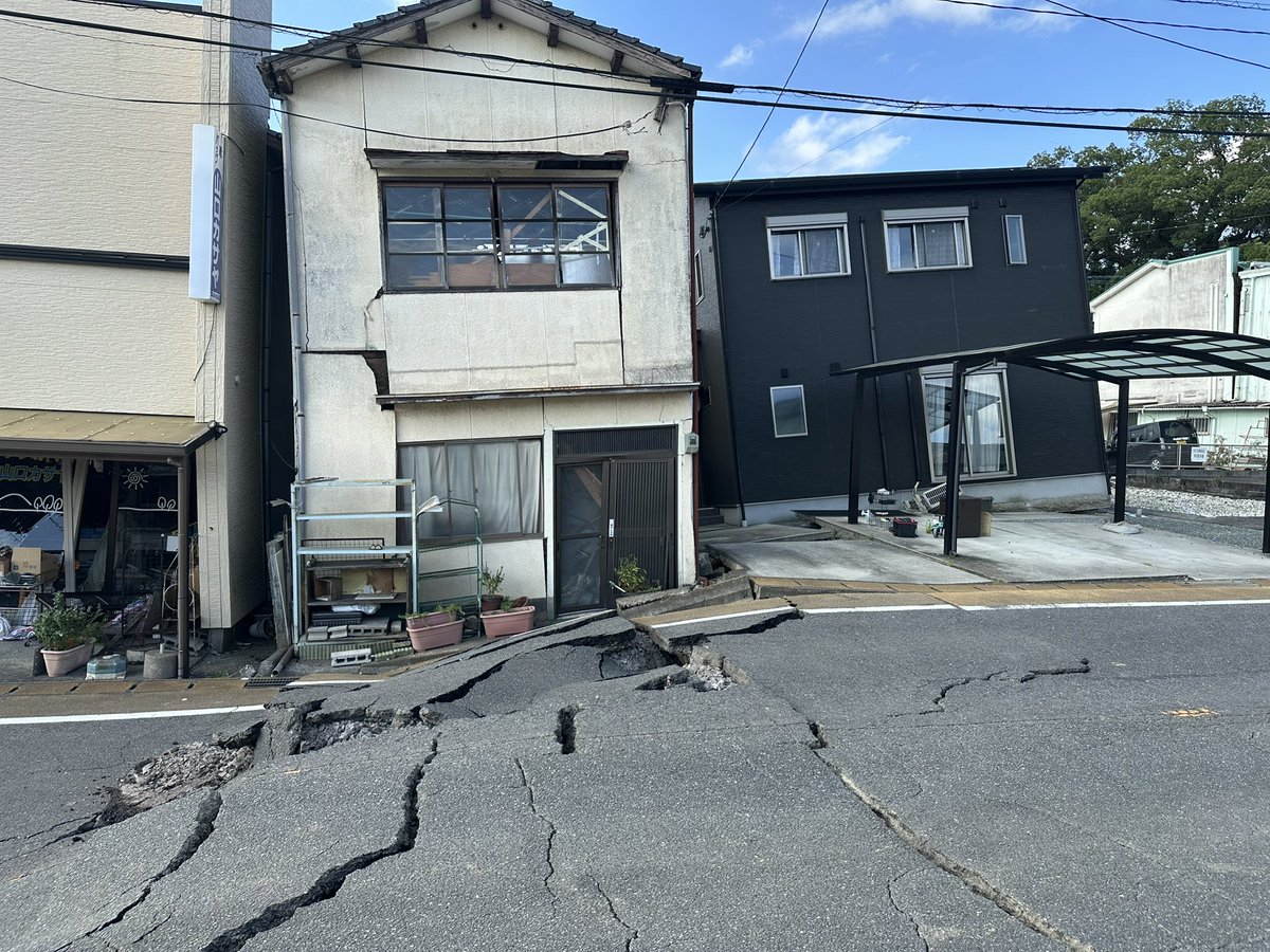 jibansaigai's tweet photo. 小川町小川。
地理院地図の日奈久断層帯に一致。
このあたりでは、横ずれより上下動の影響が大きいか。
断層延長線上にある家屋の被害大。 https://t.co/KpOkehSuql