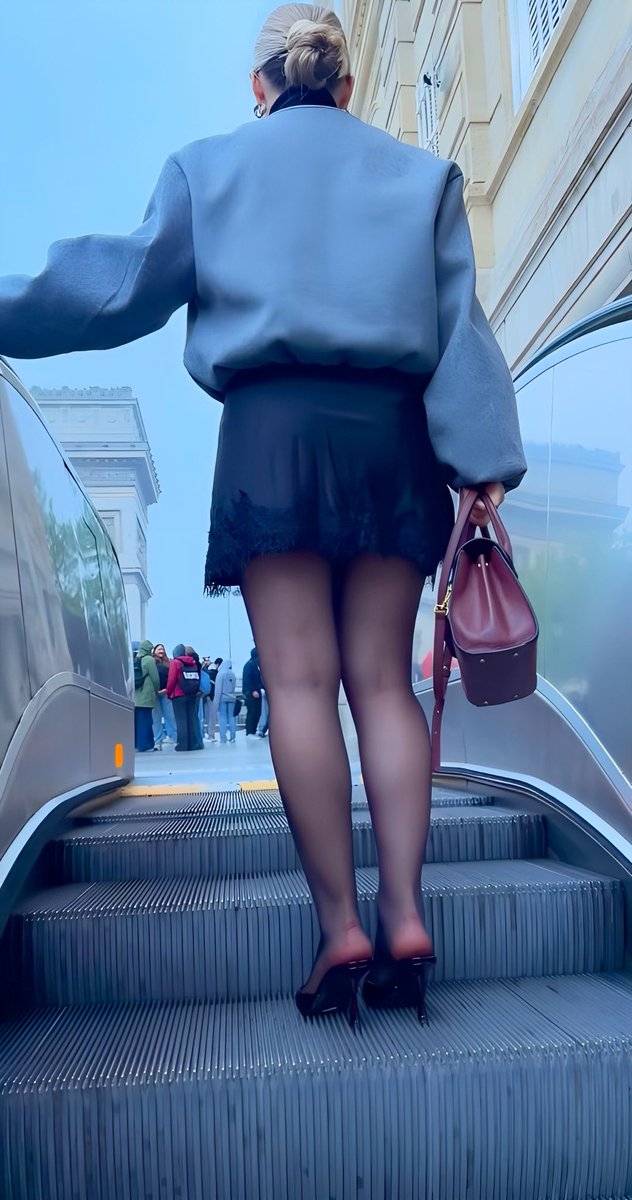Davidjames8691's tweet photo. Un centre ville en pleine journée et la joie de regarder cette femme habillée merveilleusement bien et portant ce joli #pantyhose un grand merci https://t.co/GHYdMrlSg8