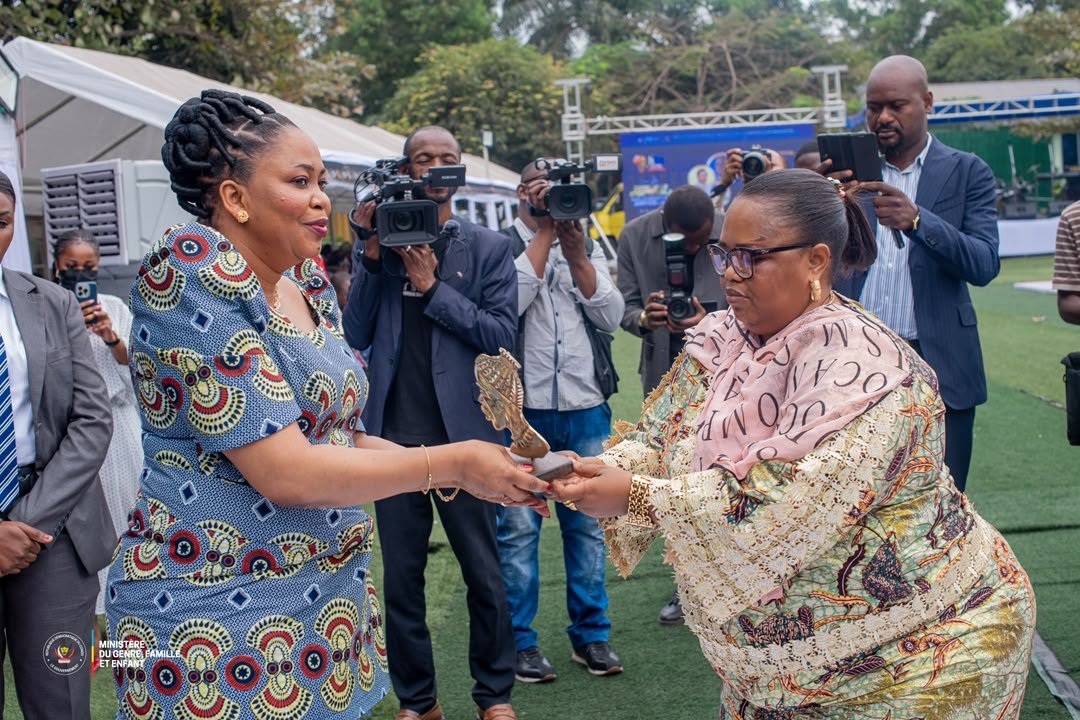 MichelineOMbae's tweet photo. Plus qu’un simple lancement, nous avons eu le privilège d’ouvrir officiellement, ce mardi 28 juillet 2026 à l'espace Ave Maria à Kinshasa, la Quinzaine de la Femme africaine 2026. Cette édition est résolument placée sous le signe de l’autonomisation durable et de la garantie des droits des femmes et des filles en République démocratique du Congo. À travers mon ministère, j'ai tenu à réunir l'ONU Femmes, le FFIA et d'autres partenaires techniques et financiers autour d'actions concrètes pour un développement inclusif. C'est un honneur de compter sur la présence d'un parterre de collègues membres du gouvernement, notamment le ministre des Petites et Moyennes Entreprises et la ministre de la Culture, des Arts et du Patrimoine, ainsi que de tant d'autres personnalités administratives engagées à nos côtés.

@PresidenceRDC 
@PrimatureRDC 
@Senatrdc
@ONUFemmes 
@Fatshi13 
@TinaSalama 
@PatrickMuyaya