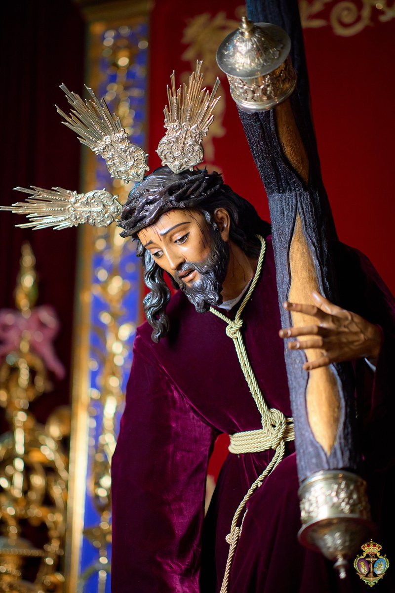 EspDeTriana's tweet photo. El Santísimo Cristo de las Tres Caídas luce la túnica de terciopelo de seda color burdeos, realizada en el taller de José Ramón Paleteiro.

Las potencias doradas presentan una cabeza de ángel en la base de la galleta decorada por un ancla, son de principios del siglo XX mientras que las cantoneras, fechadas a finales del siglo XIX y donadas por D. José Sebastián y Bandarán, fueron portadas durante muchos años por Nuestro Padre Jesús de la Pasión.

#EsperanzaDeTriana

📸 @fransantiph