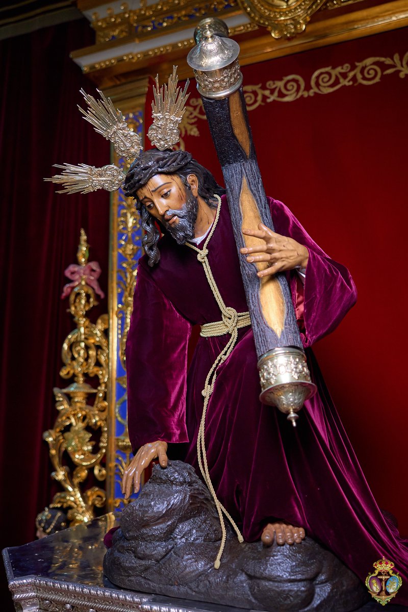 EspDeTriana's tweet photo. El Santísimo Cristo de las Tres Caídas luce la túnica de terciopelo de seda color burdeos, realizada en el taller de José Ramón Paleteiro.

Las potencias doradas presentan una cabeza de ángel en la base de la galleta decorada por un ancla, son de principios del siglo XX mientras que las cantoneras, fechadas a finales del siglo XIX y donadas por D. José Sebastián y Bandarán, fueron portadas durante muchos años por Nuestro Padre Jesús de la Pasión.

#EsperanzaDeTriana

📸 @fransantiph