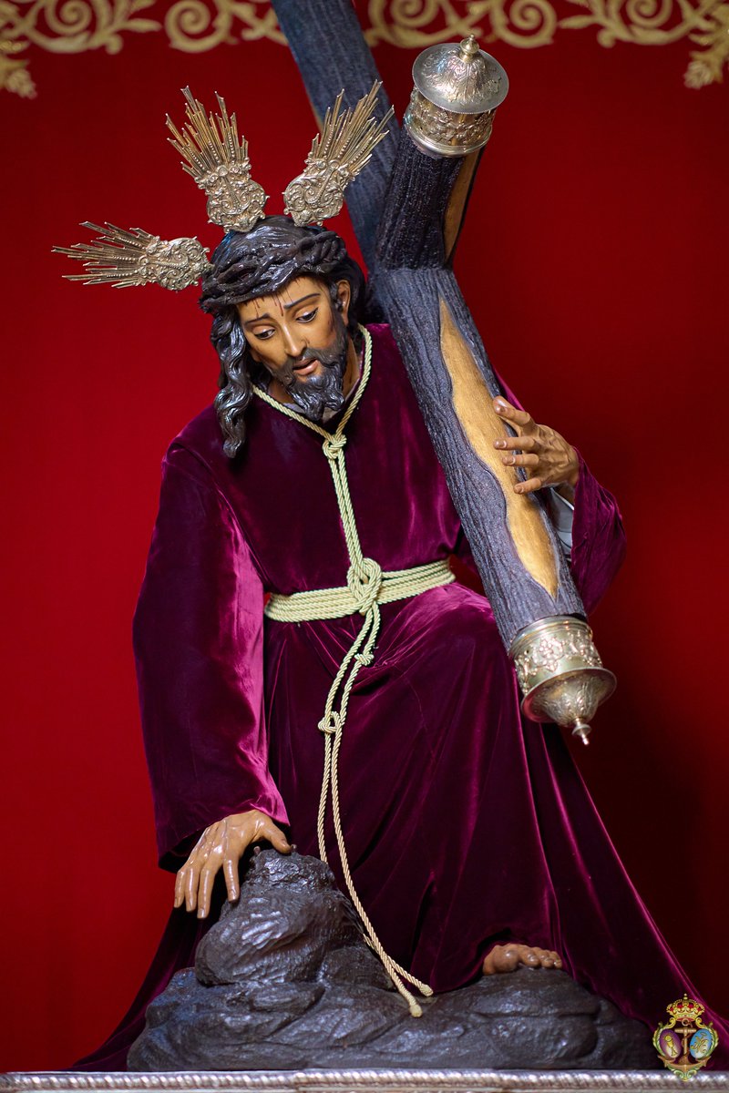 EspDeTriana's tweet photo. El Santísimo Cristo de las Tres Caídas luce la túnica de terciopelo de seda color burdeos, realizada en el taller de José Ramón Paleteiro.

Las potencias doradas presentan una cabeza de ángel en la base de la galleta decorada por un ancla, son de principios del siglo XX mientras que las cantoneras, fechadas a finales del siglo XIX y donadas por D. José Sebastián y Bandarán, fueron portadas durante muchos años por Nuestro Padre Jesús de la Pasión.

#EsperanzaDeTriana

📸 @fransantiph