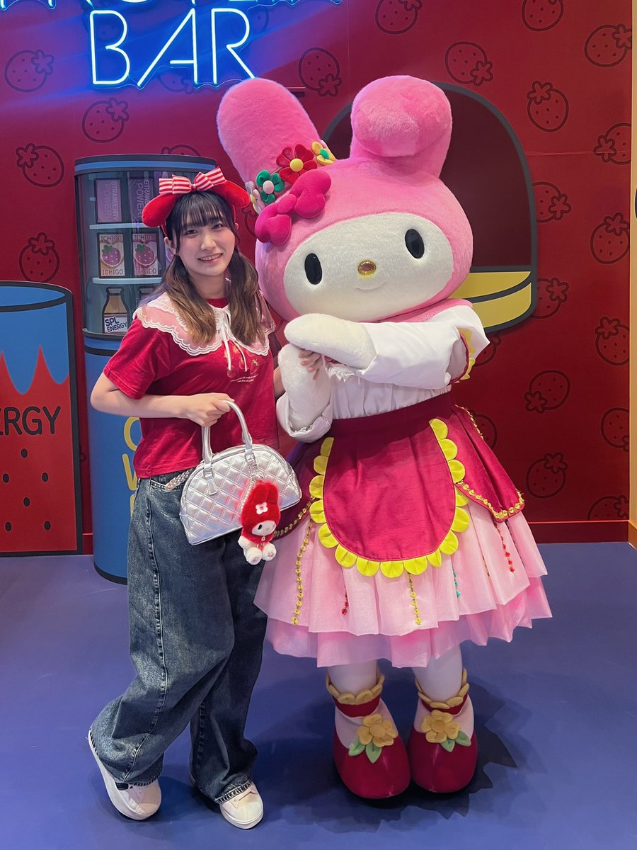 rio_matou's tweet photo. おひとりピューロ行ってきた！✌️
赤のマイメロちゃんイメージでコーデ組んだよ💕 https://t.co/ywMRTRm9Zr