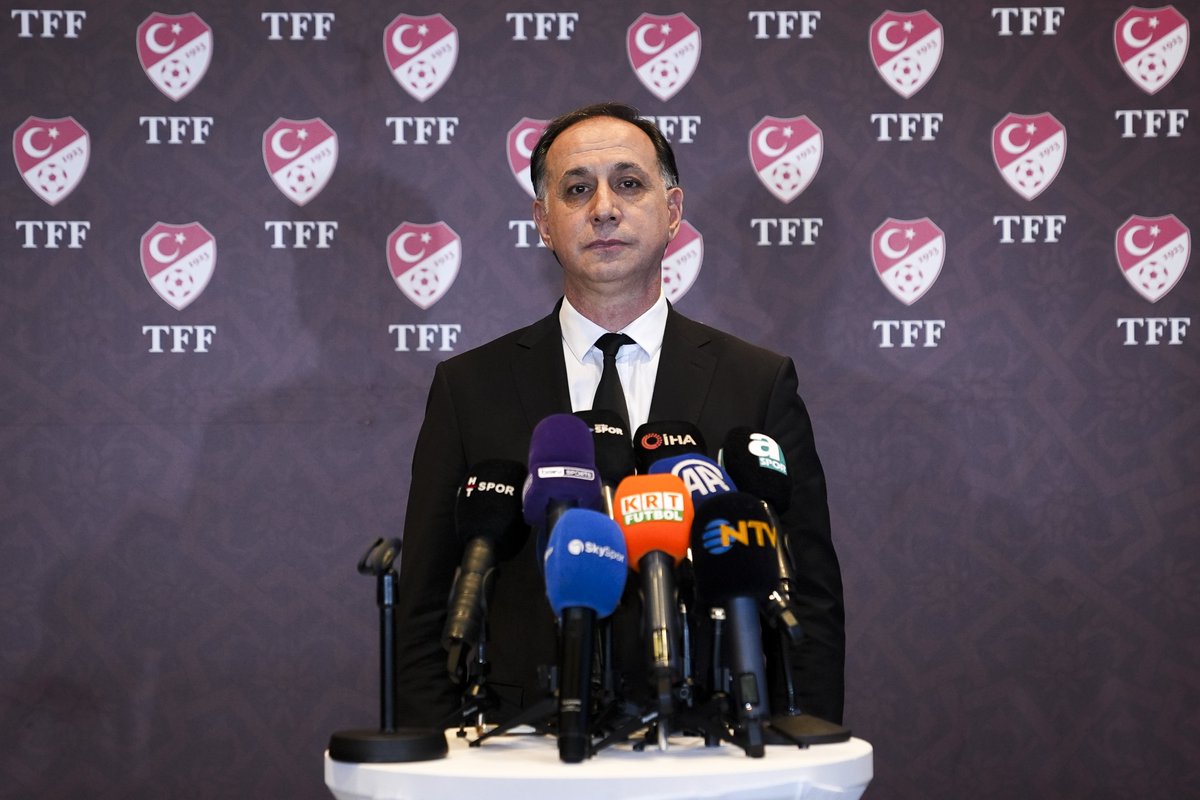 sporx's tweet photo. "Dünya Kupası'nda neden Türk Hakemi yoktu?"

MHK Başkanı Ferhat Gündoğdu: "Burada ilk defa size söylüyorum. Bizim en başarılı FIFA Kokartlı elit kategori hakemimiz Halil Umut Meler idi. Dünya Kupası’nda görev alması için Ankara’da yaşanan travmayı atlatması gerekiyordu. Kamuoyunda çok tartışılan (daha az yıpratıcı) maçları benden kendisi istedi. Baskı altında kalmaktan uzak tartışmaların dışında kalabilecek bir ortamın yararlı olacağını anlattı. O travmayı atlatmak için kendisi de bilimsel yollara ve yöntemlere başvurmuş. Oradaki ayrıntıları paylaşamam. Süper Lig'de çok başarılı bir sezon geçirdi. Ama Dünya Kupası kriteri Şampiyonlar Ligi‘ne bağlıydı. Üzülerek söylüyorum ki Amerika’ya gidecek on beş UEFA hakemi arasına giremedi. Hatta o maçlardan birinde sakatlanıp görevi dördüncü hakeme devretmişti. Bu durum futbolumuzun paydaşları oyuncular, teknik adamlar, yöneticiler ve medya tarafından gerçekçi yaklaşımlarla değerlendirilmeli. Ders çıkarmalıydık. Umarım bu ders gereğince anlaşılmıştır. Halil Umut Meler, göreceksiniz çok başarılı bir sezon performansı gösterecek. Testler, ölçümler, dikkati ve karar verme kapasitesi ile bende bu olumlu kanaati uyandırdı. Ben de zaten ona inanarak Süper Kupa finalini verdim. Çok başarılıydı." [Attila Gökçe / Milliyet]