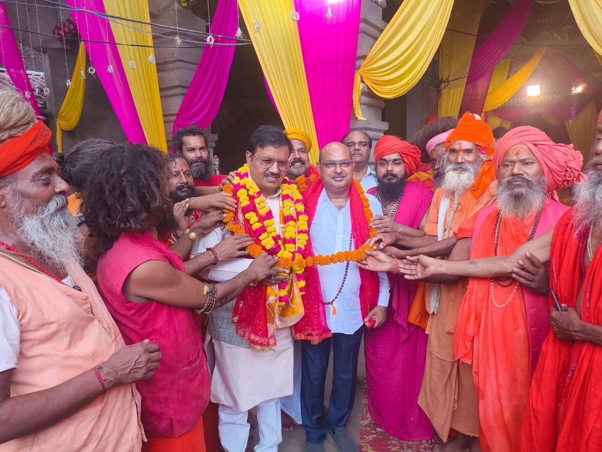 SLodhi37677's tweet photo. आज गुरु पूर्णिमा के शुभ अवसर पर लखनऊ के डालीगंज स्थित बंदी माता मंदिर में पूज्य महंत श्री देवेंद्र गिरी जी महाराज का सम्मान कर उनका आशीर्वाद प्राप्त करने का सौभाग्य प्राप्त हुआ।
इस अवसर पर महानगर महामंत्री श्री घनश्याम दास अग्रवाल जी सहित पार्टी के अन्य कार्यकर्ता भी उपस्थित रहे। https://t.co/38NSN1tDiS