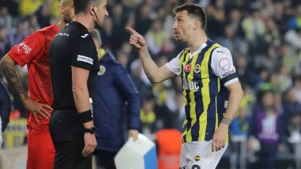 GalaAslaniGS's tweet photo. 🚨 Mert hakan Yandaş'ın "bizim aleyhimize düdük çalma yoksa burdan çıkamazsın" söyleminden sonra Kadir sağlamın fenerbahçe lehine 2 penaltı ve rakibe kırmızı kart verdiğini unutma, unutturma https://t.co/hd9OUefis3