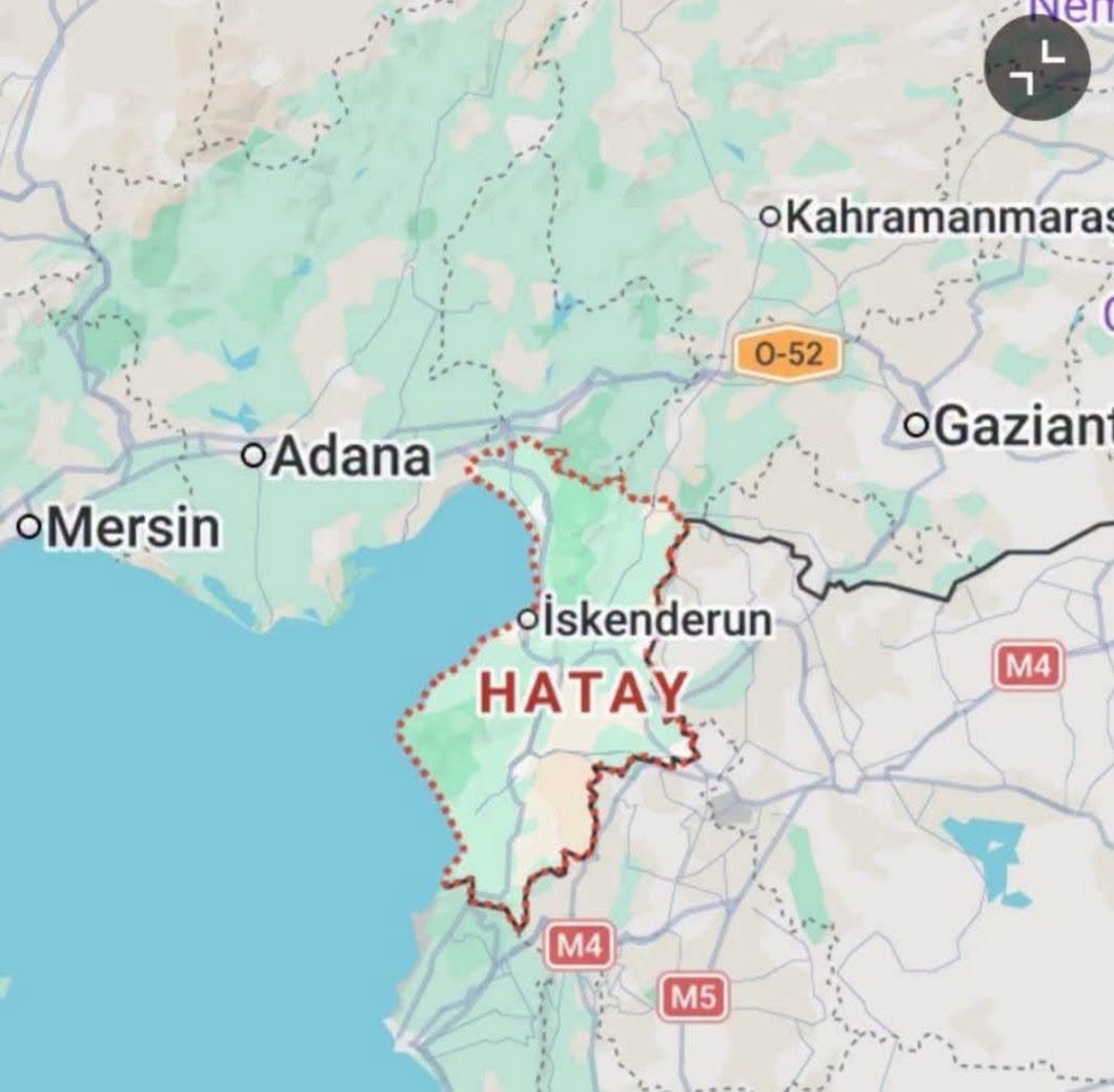 TOPRAK_2_'s tweet photo. HATAY’DA  NELER OLUYOR? 
Dram mı, trajedi mi ne desem bilmiyorum. Anıtkabir inliyordur herhalde…
HATAY GERÇEKLERİ
Lütfen 2 dakikanızı ayırıp okuyun;
Hatay gündemdeyken bazı gerçekleri konuşmamız gerekiyor.
Suriyeli çocuk anneler ve doğumlarını... 
Hatay'daki sınır hastanesinden iki doğum paylaşacağım.
Biri 14 bir diğeri de 15 yaşında...
Bu gibi bir çok doğum hadisesi yaşanıyor.
Hatay'da yaşayan bir hemşiremiz anlatıyor. Gelin kendisinden dinleyelim:
"Merhaba Batuhan Bey araştırmalarınızı inceliyorum, sizi takip ediyorum, lütfen bir şekilde bizim de sesimiz olun. Hatay savaşılmadan kaybediliyor. Burada sağlık personeliyim.
Arapça öğrenmemiz konusunda sürekli bir baskı görüyoruz. Gelen Suriyeli hastalar bize tepki gösteriyor Arapça bilmediğimiz için. Bir de Suriyeli doktorlarımız var. Onlar da bizi hor görüyor. Her 10 doğumun 8'i Suriyeli. Erkeklerin 4-5 tane eşleri var.
13 yaşında kız çocukları hamile. Ayrıca iki ay içerisinde bir ismin 2 ayrı yerde doğum yaptığını belirledik ama bakanlıktan herhangi bir yaptırım haberi almadık. Gaziantep'te kimliksiz bir yakınına kendi kimliği ile doğum yatışı yaptırmış. Gerçekten artık nefes alamıyoruz burada.
Araştırılmıyor, kimse bilmiyor burada yaşananları. Daha dün bir adamın 26 ncı çocuğunun doğumunu yaptırdım ve 4 eşi var. Ben, bunlara dur densin istiyorum, lütfen..."
Hatay sorunu burada bitmiyor. Belediye Başkanı Suriyeli doğumlarını gündeme getirdi diye soruşturma geçiriyor.
Hatay'a Suriyelileri profesyonel bir nizamla yerleştirenler sessizliğini koruyor. Hatayla ilgili Suriye ciddi propagandalar yapılıyor. Sosyal medya hesaplarından "Hatay'ı alacağız" diye Türkçe paylaşımlar yapılırken, binlerce beğeni geliyor. Bir örneğin, 2 bine yakın beğenisi var.
Hatay ile ilgili bir başka okuyucumuzun anlattıklarına kulak vermenizi istiyorum:
"Batuhan Abi, selam HATAY/ANTAKYA'dan yazmaktayım, lütfen Hatay’da ki istilanın sesi ol. Suriyeli artışı aşırı fazlalaştı duvarlarda, parklarda Arapça “Hatay bizim" yazıları yazılıyor.
Parklarda bulunan sözde sığınmacı “Erkek”ler kilim serip bebeğini, çocuğunu oynatan Türk anneleri izliyor. Yaşamakta olduğum mahallenin parkına artık Türk gelemiyor.
Diğer bir yandan aşırı doğum var. Yolda bir Suriyeli kadının yanında 4 -5 bebek kesinlikle bulunuyor.
Hastanelerde Suriyeli sayısı o kadar yoğun ki sürekli kavga çıkıyor. Genç Suriyeli erkekler bellerinde silah, bıçak, satır, vb. şeylerle gezmekte ve taşımaktan çekinmiyor, parklarda bunları çıkarıp pozlar veriyorlar.
Azınlık biziz Hatay’da, biz Türkler kendi vatanımızda, şehrimizde azınlık kaldık. Örneğin; şu duvarda Arapça 'Hatay bizimdir' yazıyordu, belediyeye şikayet edince kazıdılar."
Hatay'dan gelen mesajların ardı arkası kesilmiyor.
Bir başka vatandaşımız anlatıyor:
"Geçen yaz Eğitim Araştırma Hastanesi'nde işim olmuştu, 17 yaşında Suriyeli bir kadının beşinci çocuğunu doğurduğuna bizzat tanıklık ettim ve eşi de 40 yaş üstüydü. Annem 70 yaşında onlara tercümanlık yapıyor; -'Buralar bizim, en sonunda siz gideceksiniz' diyorlar."
Hatay sınırında yaşayan bir başka vatandaşımızla görüştüğümde ise çok çarpıcı detayları paylaştı. Kendisinden dinleyelim:
"Eşim Hataylı, ağır bir hastalığa yakalandı. Son zamanlarını iyi geçirsin diye memleketi Hatay'a getirdim. Köy evimiz tam sınırda...
Kocaman bir duvar var üstü dikenli telli. Bayağıdır var bu duvar. 
3 ay önce bir daha tel duvar çektiler ortada bizi koruyan asker kulübeleri var, 50 metrede bir kulübe var
Bütün bunlara rağmen mülteciler akın akın geçiyor.
Sınır köylerinin çoğunda insan kaçakçılığı yapılıyor. 
Gelenlerin çoğu erkek. Adam başı 1.000 dolar alıyor kaçakçılar. Bu işi yapanlar tam bir vatan haini.
İnanın, bu beton ve tel duvar olmasına, tüm engellemelere rağmen binlercesi geçiyor veya geçiriliyor. Şehrimiz göz göre göre elden gidiyor."
Hatay'daki tablo son derece ağır, orada yaşayan vatandaşlarımızı dinlediğimiz zaman üzülmemek, hayıflanmamak mümkün değil.
Yabancılaşma o kadar hızlı tesir ediyor ki bazı ticarethanelerde, sokaklarda Türkçe'ye rastlayamıyorsunuz.
Gerçekler gün gibi ortada. Sözde mülteci dernekleri, kadın dernekleri, siyasi erkler ve fonlananlar Hatay'da çocuk anneleri göstermek istemiyor.
Vatandaşların sesini duyurmuyor.
Kriz sandığımızın ötesinde. Hatay'ı savaşmadan kaybediyoruz.
Çınar Beker: 
Bolca paylaşalım, uyuyanları uyandıralım.
Ahmet Anlaş'tan alıntıdır.
Devletimizin bu tehlikeli durumu bilmemesi mümkünmüdür?
Hatay bir referandumla Türkiye'ye dahil olmadı mı? Bu tehlikeyi göre göre bu duruma neden izin.veriliyor?
Adını siz koyun! 
Ali Rıza Çakır..