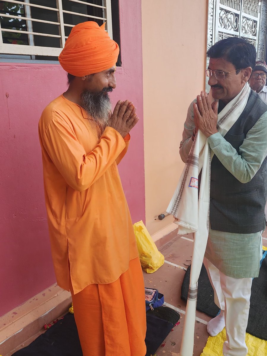 sardarchaudhri's tweet photo. ગુરુ પૂર્ણિમાના પાવન અવસરે પરમ પૂજ્ય માણેકનાથ ગુરુ મહારાજના પાવન દર્શન કરવાનો દિવ્ય અવસર પ્રાપ્ત થયો.

ગુરુચરણોમાં કોટી કોટી વંદન સાથે સર્વના જીવનમાં સુખ, શાંતિ, સમૃદ્ધિ અને સદ્માર્ગનું પ્રકાશ ફેલાય તેવી પ્રાર્થના.

જય ગુરુદેવ! 🙏 https://t.co/RODp9SRe0Z