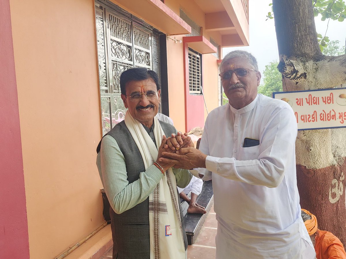 sardarchaudhri's tweet photo. ગુરુ પૂર્ણિમાના પાવન અવસરે પરમ પૂજ્ય માણેકનાથ ગુરુ મહારાજના પાવન દર્શન કરવાનો દિવ્ય અવસર પ્રાપ્ત થયો.

ગુરુચરણોમાં કોટી કોટી વંદન સાથે સર્વના જીવનમાં સુખ, શાંતિ, સમૃદ્ધિ અને સદ્માર્ગનું પ્રકાશ ફેલાય તેવી પ્રાર્થના.

જય ગુરુદેવ! 🙏 https://t.co/RODp9SRe0Z