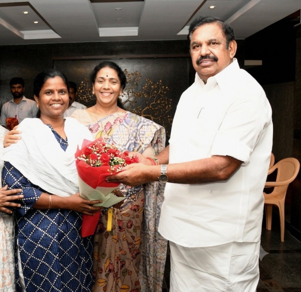 IndiraniSudala1's tweet photo. தலைவரை பார்க்க சென்ற சமயம் அக்கா மற்றும் கழக நிர்வாகிகள் பல பேர்கள் அங்கே இருந்தார்கள்.என்னை கண்டதும் அக்கா என் கைபிடித்து தலைவரிடம் பேசிய வார்த்தைகள் எல்லாம் என் வாழ்நாளின் பொக்கிஷம். எனது உழைப்புக்கு நீங்கள் கொடுத்த அங்கீகாரம் உங்களின் மிக சிறந்த வார்த்தைகள் ❤️ நன்றி அக்கா 🙏 https://t.co/WQdY2mZWci