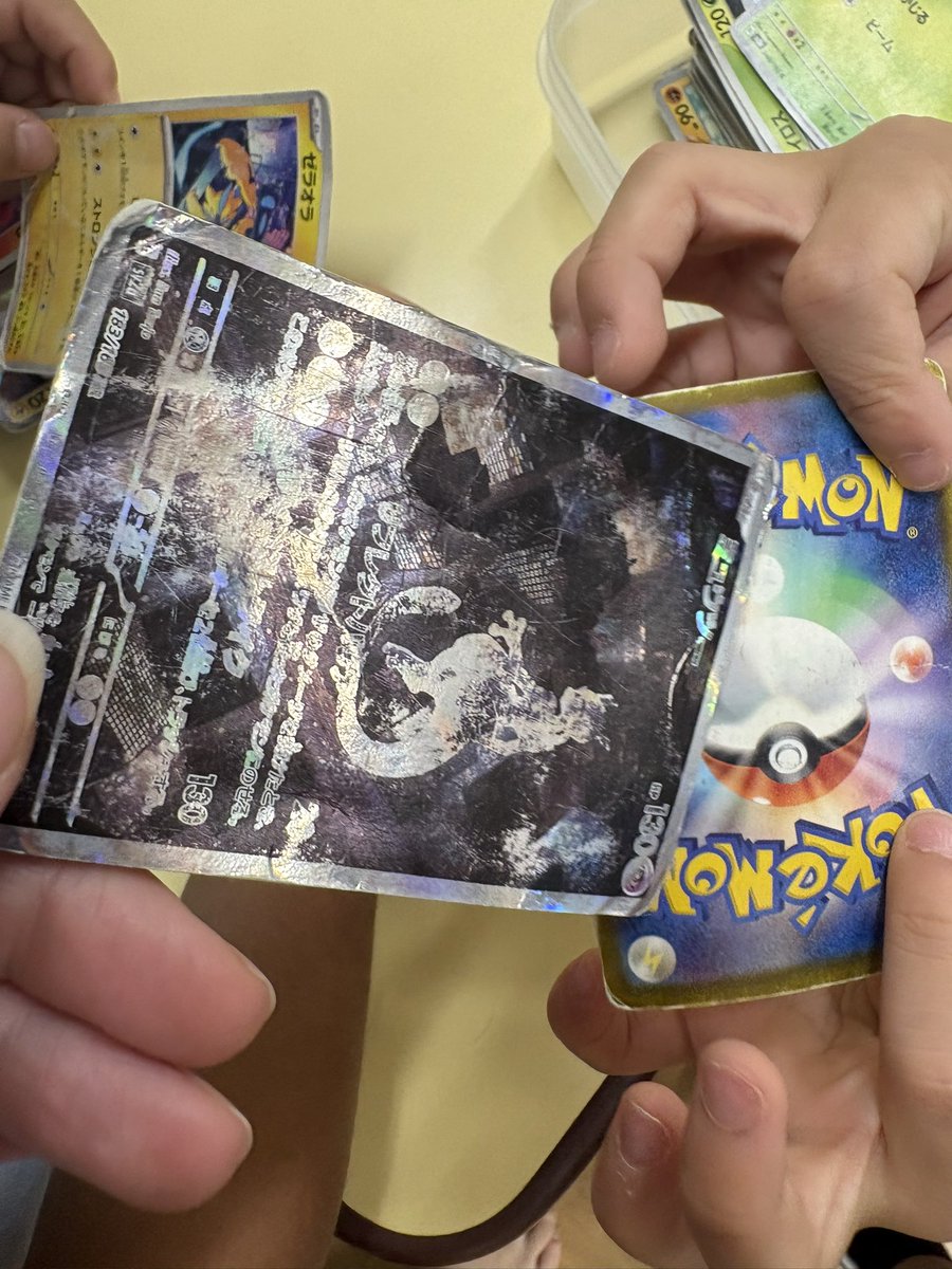 torihikipoke09's tweet photo. 保育所でズタボロになるまで遊んでもらってるミュウツー🤣 https://t.co/z0O97dtPsJ