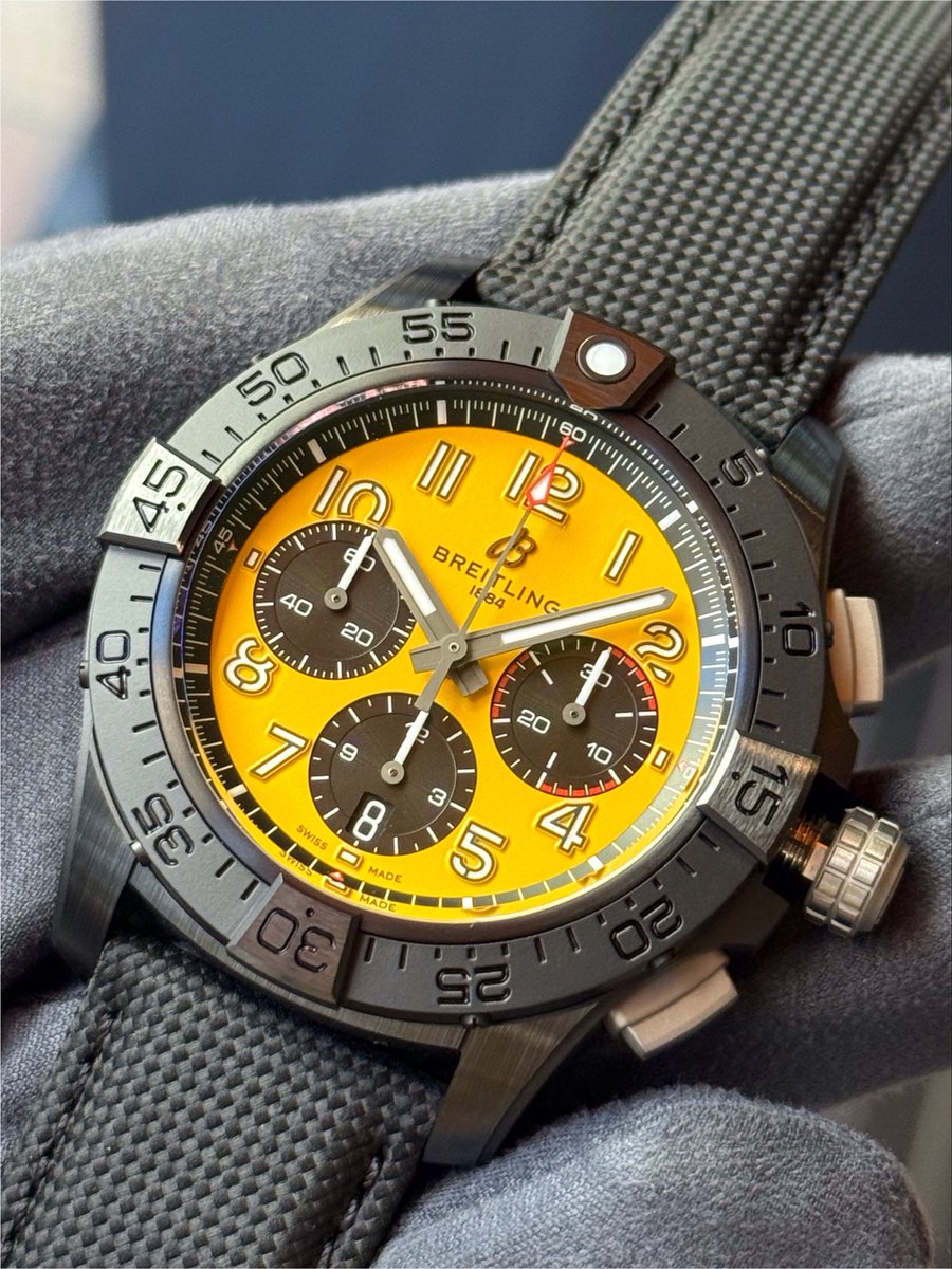 oreno_breitling's tweet photo. アベンジャーナイトミッション✈︎✈︎✨
高いスペックと堅牢さを兼ね備えたブライトリングらしいモデル
様々な部隊のユニフォームの色味からインスピレーションを得ているダイヤルが特徴的です🔥🔥
当モデルは視認性バツグンなイエロー🟡

#ブライトリング https://t.co/UpqmukL5kG