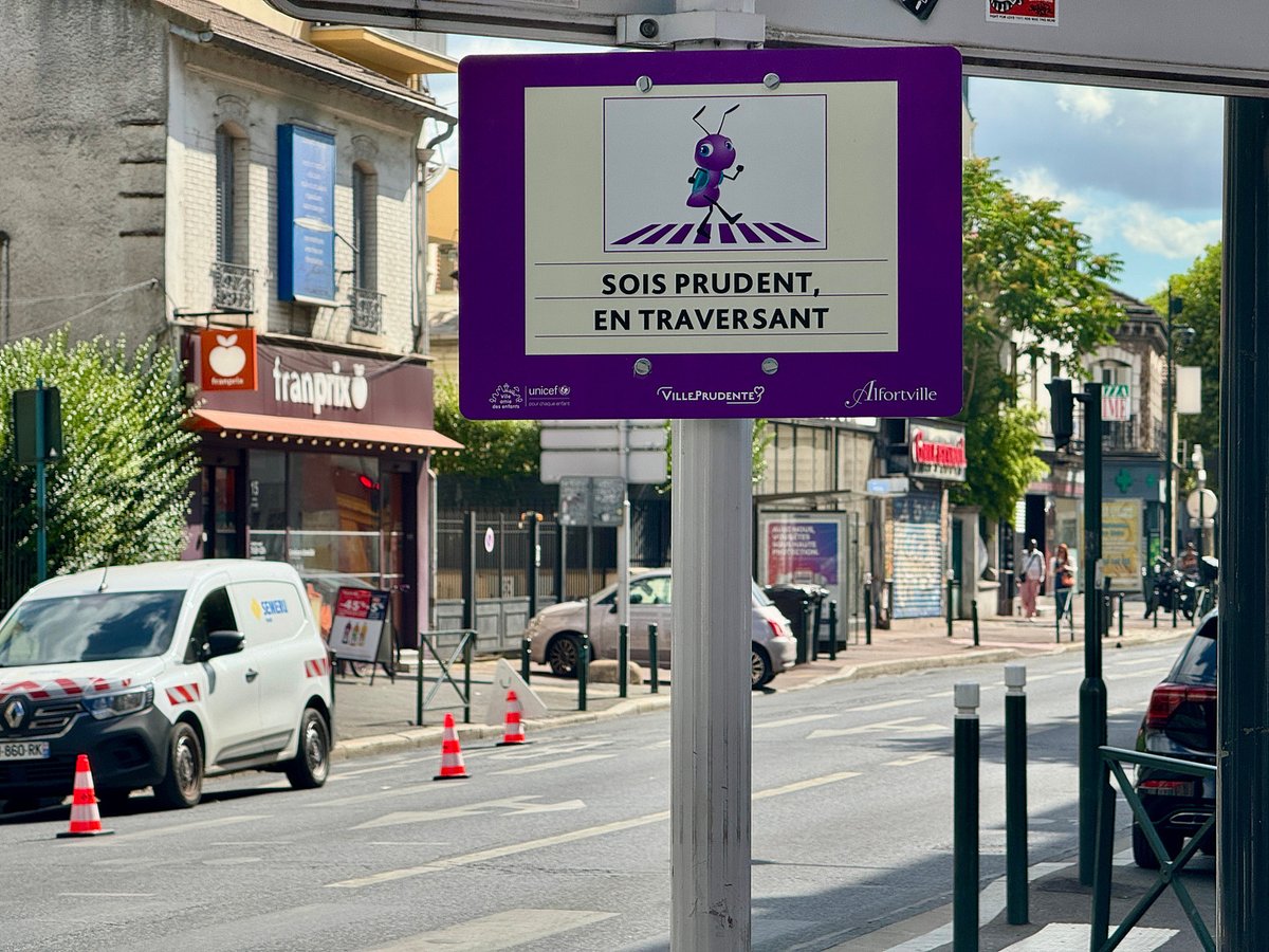 Alfortville_94's tweet photo. 🚸 Des repères pour des déplacements plus sûrs pour les enfants !

La Ville d'Alfortville poursuit son engagement en faveur de la sécurité des plus jeunes avec l'installation de nouveaux panneaux de signalisation.

Placés sur les itinéraires les plus fréquentés par les enfants, ces panneaux permettent de repérer des cheminements sécurisés pour leurs déplacements quotidiens : se rendre à l'école, rentrer chez eux, rejoindre une activité ou simplement circuler dans notre ville en toute sérénité.

📍 Vous pouvez les retrouver :
•⁠  ⁠Mail Jacques-Prévert
•⁠  ⁠Rue Charles-de-Gaulle
•⁠  ⁠Angle de la rue Véron et de la rue du Parc

Cette action s'inscrit dans la politique de prévention menée par la Ville, reconnue par le label Ville Prudente, qui récompense les collectivités engagées pour une voirie plus sûre et une meilleure protection de tous les usagers.

#Alfortville #VillePrudente #SécuritéRoutière #Mobilité #AlfortvilleVilleDeBonheuretdePartage