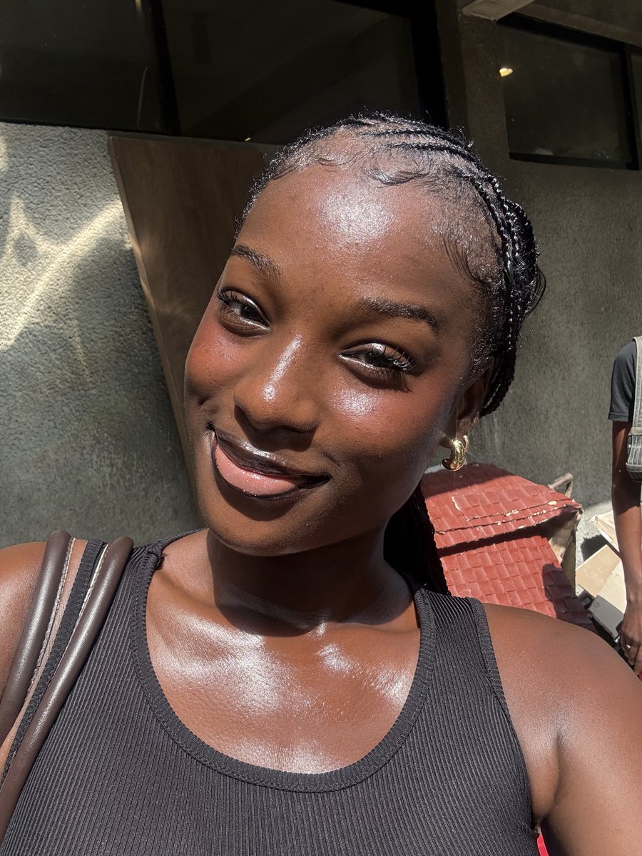 62ftNaomi's tweet photo. “Wtf is darkskin” https://t.co/jLuzKhkqOB