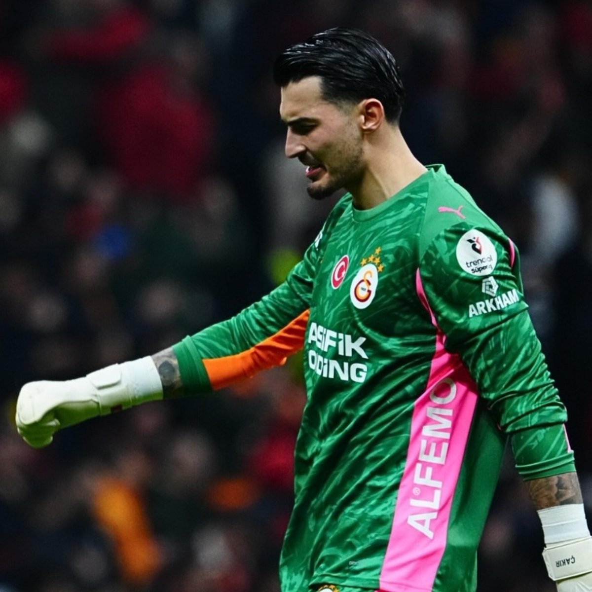 forzacimbom's tweet photo. Uğurcan Çakır: “Galatasaray çok büyük bir camia. Çok iyi kaptanlara sahibiz. Abdülkerim ve Icardi bana burada çok yardımcı oldular. Kaan abi var, iyi kaptanlarımız var. Galatasaray bizi layık görürse kaptan olmak isterim. Ama çok iyi kaptanlara sahibiz. Bence pazubandı takıp takmamamın da çok aslında bir önemi yok. Ben her zaman takım arkadaşlarımın yanında olmaya çalışacağım. Hatalarını kapatmaya çalışacağım. Böyle bir insanım. O yüzden kaptanlık bandını takıp takmamanın çok önemi yok benim için.” (DHA)