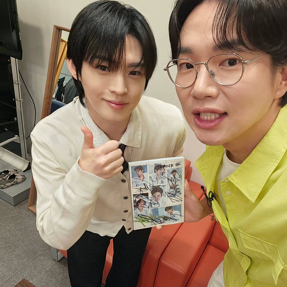 Rinirinire's tweet photo. #온앤오프 #효진
효진이 꼬꼬무 찍었나봐~~~~!!
https://t.co/N78KrAq1Sf https://t.co/kg2vSZCYZx
