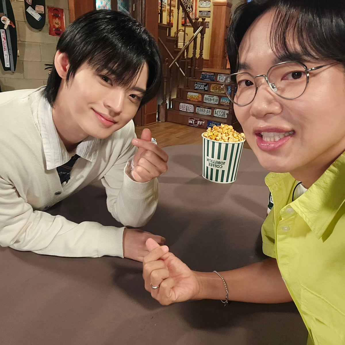 Rinirinire's tweet photo. #온앤오프 #효진
효진이 꼬꼬무 찍었나봐~~~~!!
https://t.co/N78KrAq1Sf https://t.co/kg2vSZCYZx