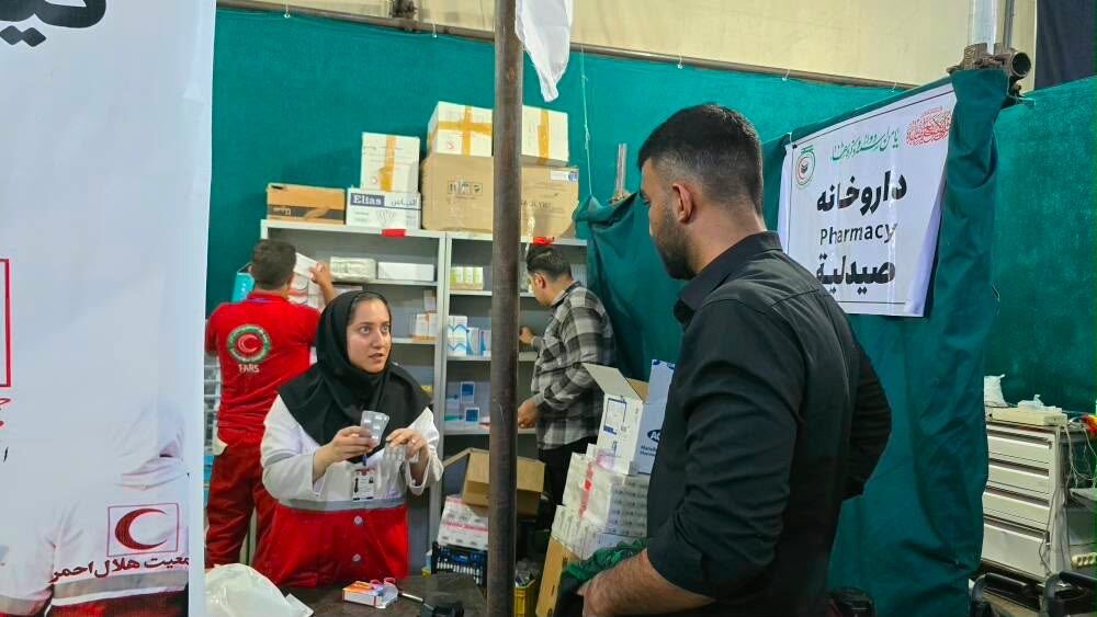 Shiraz_report's tweet photo. در حالی که مدیرعامل جمعیت هلال‌احمر استان با سر و صدای رسانه‌ای از اعزام ۱۱۸ نیروی تخصصی و برپایی ۲ درمانگاه در کربلا و سامرا برای زائران اربعین دم میزند، بیمارستانها و مراکز درمانی #شیراز و شهرستان‌های #فارس زیر بار فرسودگی، کمبود پزشک و صفهای طویل بیماران دردمند دست‌وپا می‌زنند https://t.co/eKr2vZwHyX
