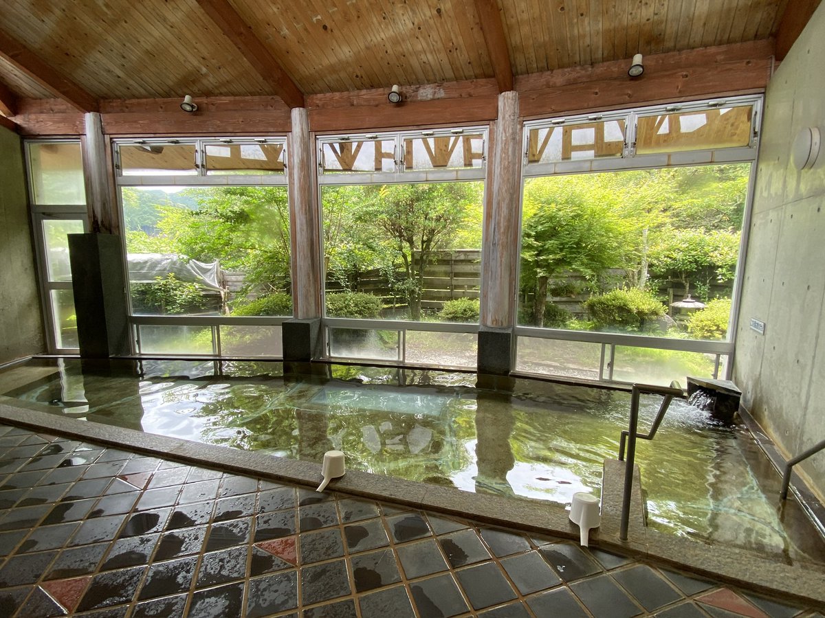 mio_hayakawa's tweet photo. ♨️坂本町鶴喰にある温泉「憩いの家」が通常営業しております。※クレオンは臨時休業です。

八代市で入浴できる施設が少ないため、
問い合わせが殺到しているようです。

小さな施設、限られた人数で営業しているため、ご来館時にはお待たせすることや、ご希望に添えないこともあるかもしれません。

とはいえ、入浴することでホッと気持ちが安らぐこともあると思います。

余震が続いてますので、ご来館の際は十分にお気をつけて、坂本の豊かな自然と、トロトロのお湯で癒されてください。

⏰12:00〜20:00(最終来館19:30)

♨️入浴料 
大人：360円
小人：260円(3歳～中学生)　
幼児：無料(3歳未満)
※現金のみ

🏠〒869-5222 
熊本県八代市坂本町鶴喰893
0965-45-8820
※問い合わせが多く繋がりにくいかもしれません

🚗アクセス
・八代市内からは県道158号線→西部大橋→国道219号線のルートで坂本に入れます。
・坂本橋からは、JR肥薩線の藤本トンネルを通過する迂回ルートだと近道になります。
・迂回ルートも219号線のルートも、交互通行で5分ほど待つ場合があります。
