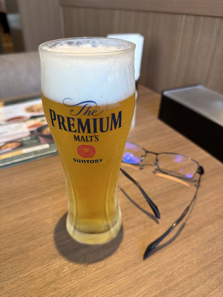 oj_buntaro's tweet photo. 帰宅途中。
日陰を選んで歩いてたら、いつの間にかファミレスでビール🍺飲んでた白昼夢😂 https://t.co/CTSyzCADMW