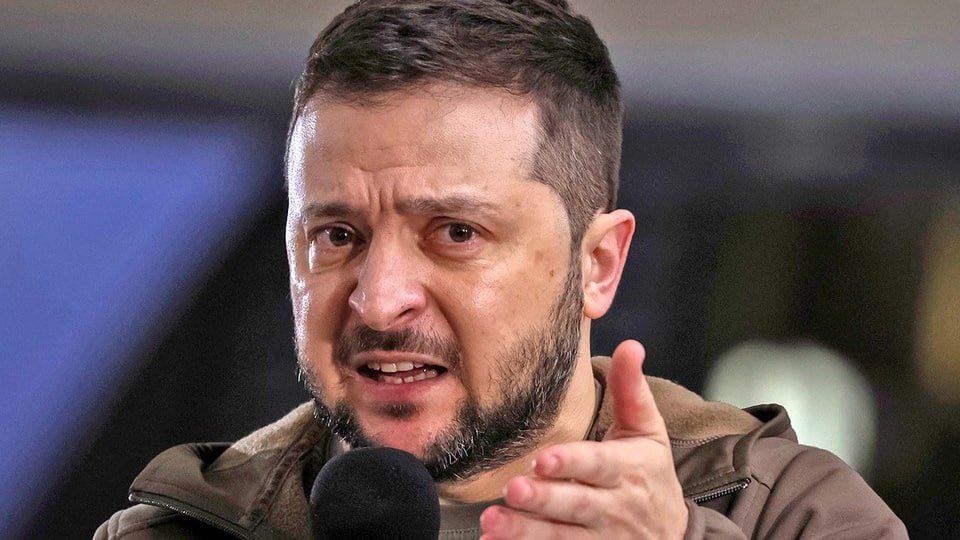VirginiePerez15's tweet photo. 🔥Alors qu’on  ne  peux même plus s’acheter trois malheureux Canadairs, on a balancé des paquets de fric, des milliards à  l’Ukraine, pour ce petit saltimbanque en treillis qui joue à la guerre, qui pleurniche, qui quémande, qui se drape dans son rôle de héros d’opérette… on s’est endetté jusqu’au cou pour lui, pour son cirque sanglant… 

Et nous, on n’a même plus  de quoi  payer des  avions pour sauver nos forêts… on court mendier dans toute l’Europe, la sébile à la main, « s’il vous plaît un peu d’aide aérienne, s’il vous plaît… » 

La honte absolue,  la déchéance totale!  Et derrière ce désastre, le petit Macron, ce président de carton-pâte, cette nullité sublime qui n’a jamais su que disperser l’argent du peuple en pure perte alors  que la  France s’écroule… flanqué de son petit Kiki de Kiev , l’éternel pitre en kaki qui a trouvé le rôle de sa vie et qui en raffole:  toujours plus d’armes, toujours plus de sous, toujours plus de larmes à la télé… 

C’était nos sous!  

Comment on a pu tomber si bas, se laisser diriger par ces deux-là, ces saltimbanques, ces parasites qui n’ont jamais vu un vrai feu de près, qui n’ont jamais senti la cendre coller à la peau… Voir partir en fumée les plus beaux coins de France, c’est à vomir de rage, à crever de dégoût…
