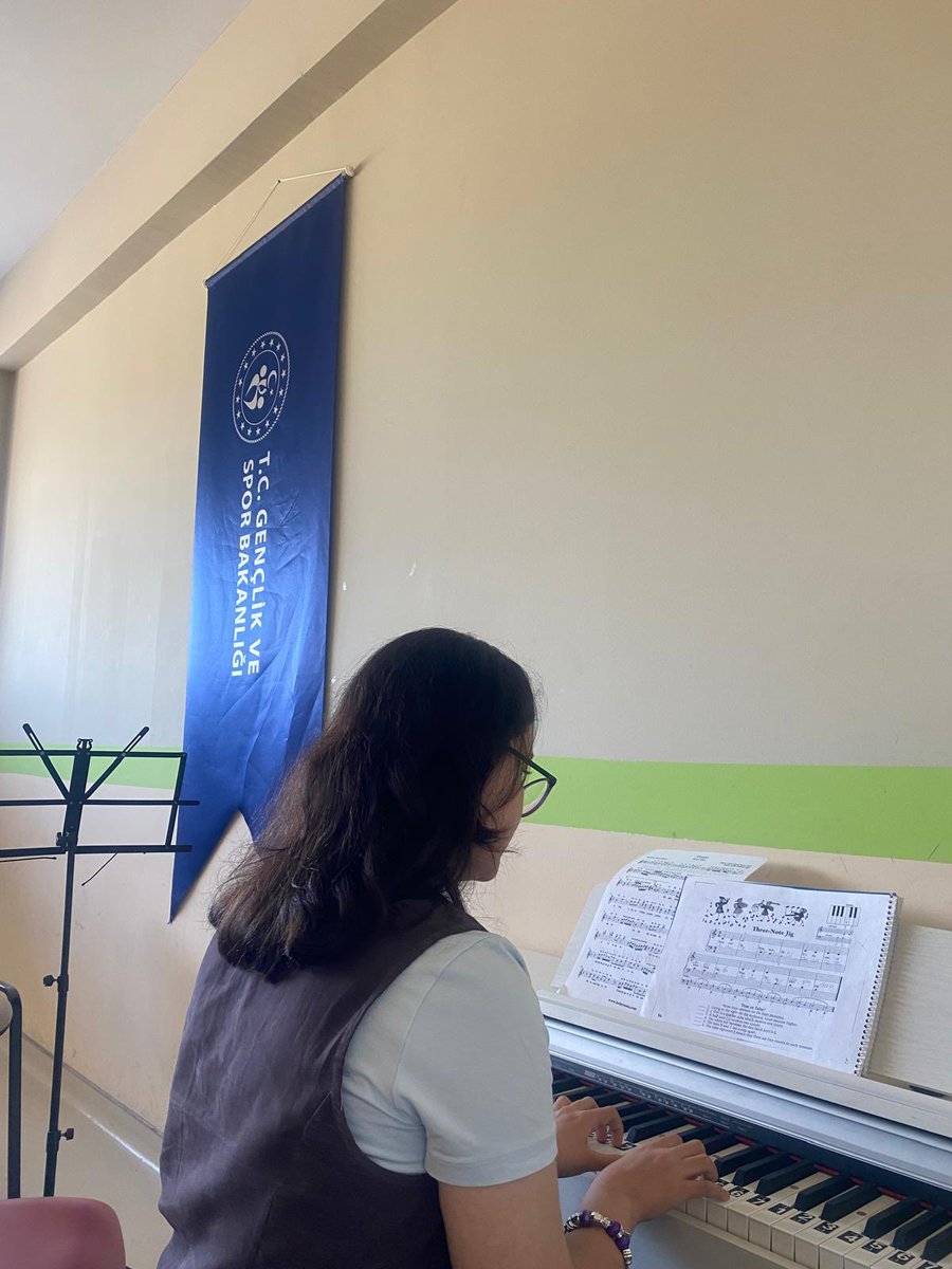 GSB_TurhalGM's tweet photo. 🎻🎹 Müziğin büyülü dünyasına açılan kapılar Gençlik Merkezimizde aralanıyor!

Keman ve piyano kurslarımız tüm heyecanıyla devam ediyor. Notalarla buluşan gençlerimiz hem yeni beceriler kazanıyor hem de müziğin ritmiyle keyifli vakit geçiriyor.

#GSBGM https://t.co/tQ2OF18jhb
