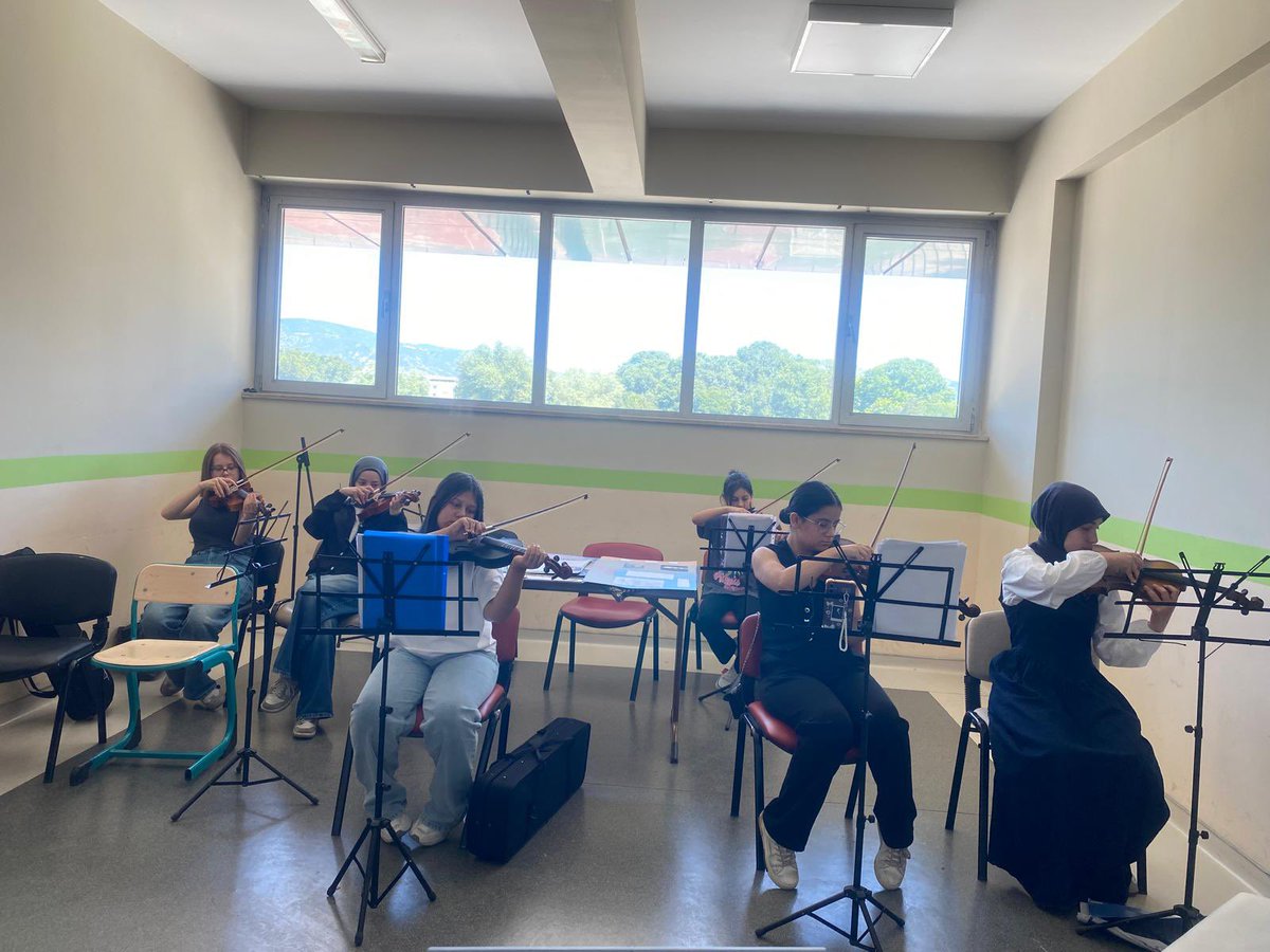 GSB_TurhalGM's tweet photo. 🎻🎹 Müziğin büyülü dünyasına açılan kapılar Gençlik Merkezimizde aralanıyor!

Keman ve piyano kurslarımız tüm heyecanıyla devam ediyor. Notalarla buluşan gençlerimiz hem yeni beceriler kazanıyor hem de müziğin ritmiyle keyifli vakit geçiriyor.

#GSBGM https://t.co/tQ2OF18jhb