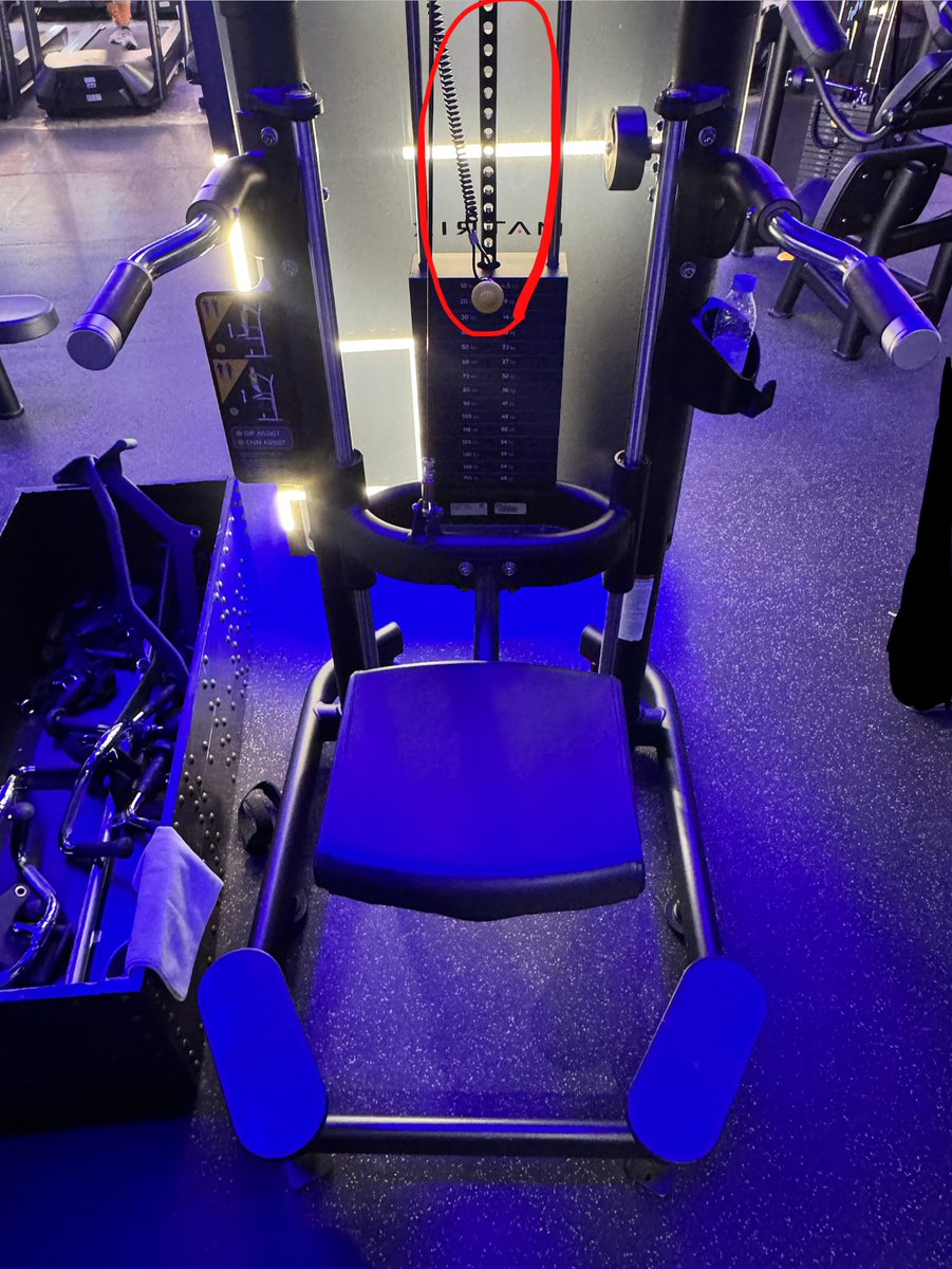 B__i_b_i's tweet photo. How to hack the machine to do “Body Weight Dips” if it’s not supporting lifting the pad https://t.co/2iouzUnlK7