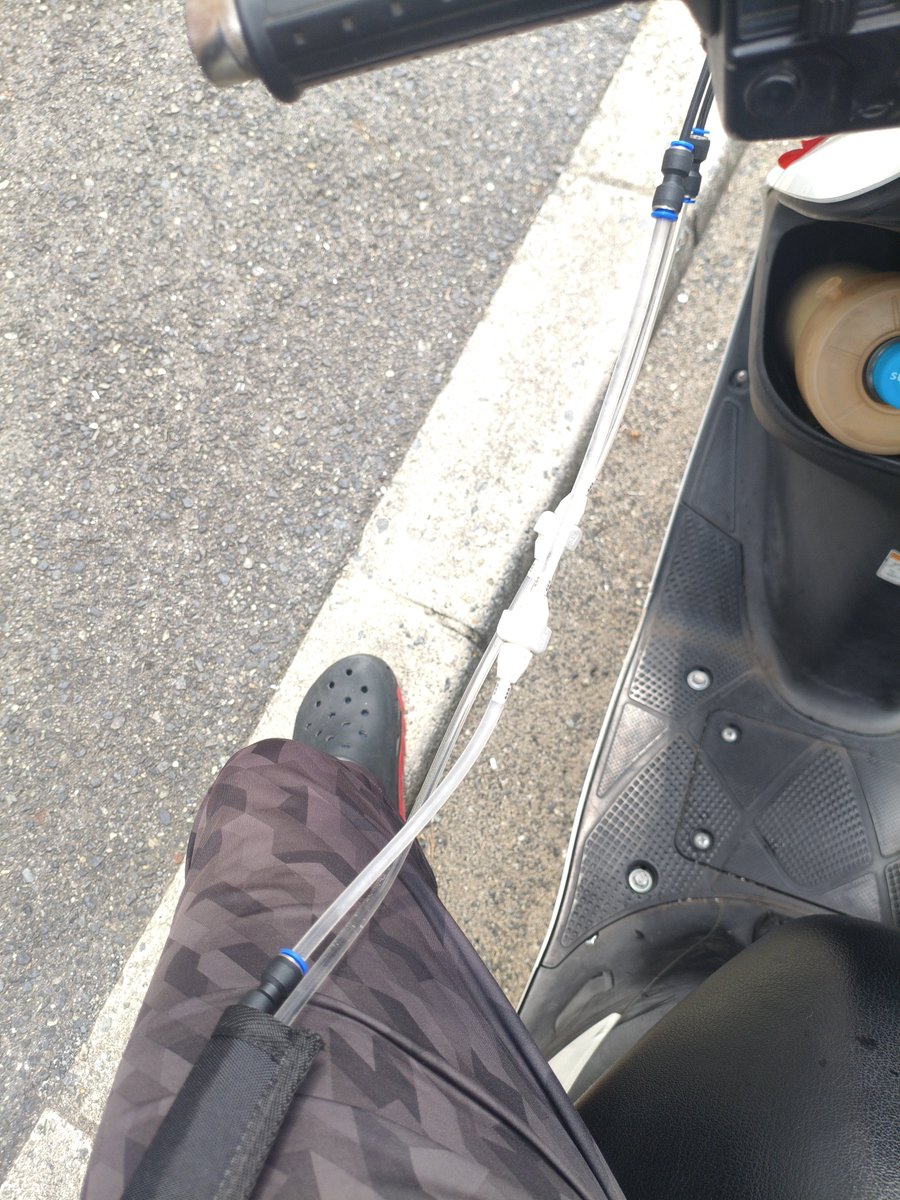 kanebu2017's tweet photo. KK926
フーデリの配達業務だとバックが邪魔すぎる。着脱可能にしてスクーターの前カゴに。 https://t.co/Rq2ssdWkRG