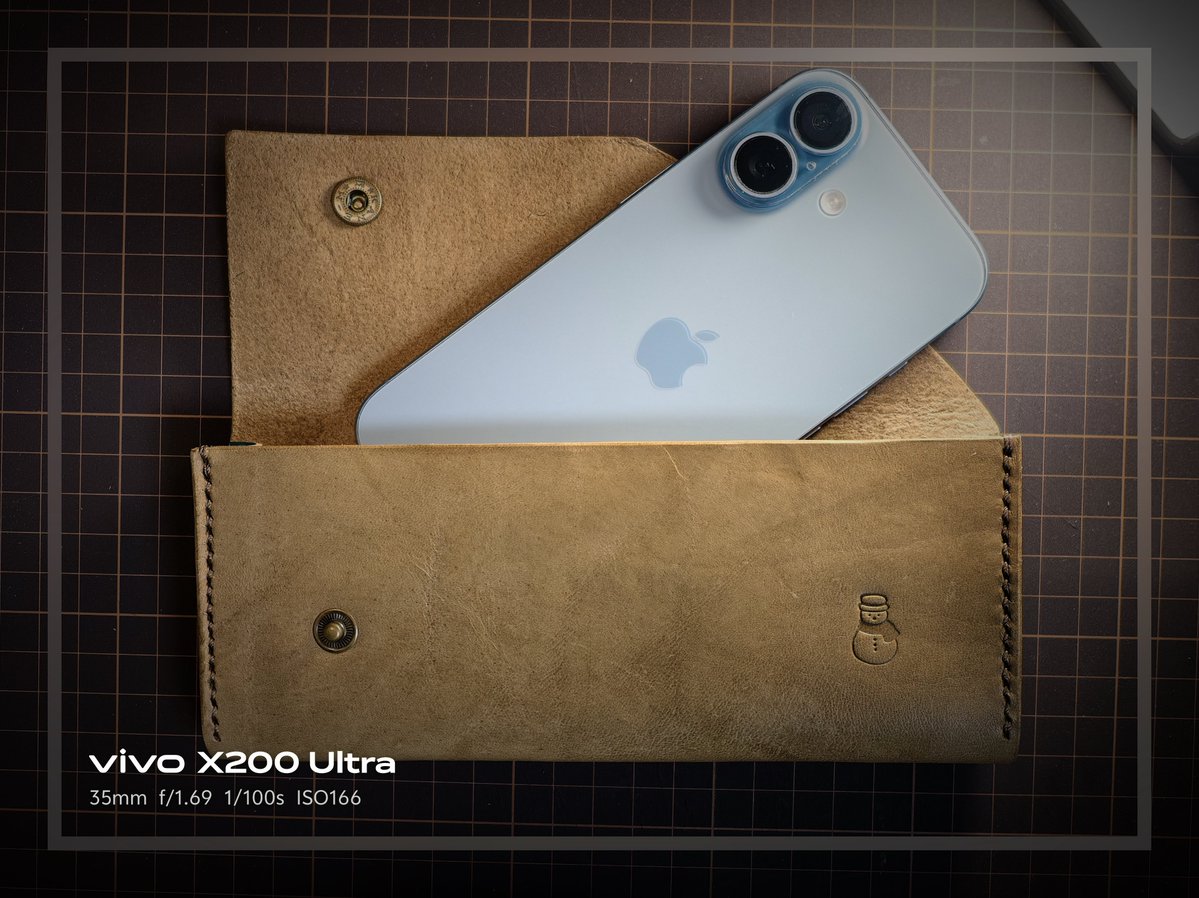 panK_st_mon's tweet photo. レザークラフトでスマホとか入るなんかの小物入れを作ったよ https://t.co/KAnnkDddWe