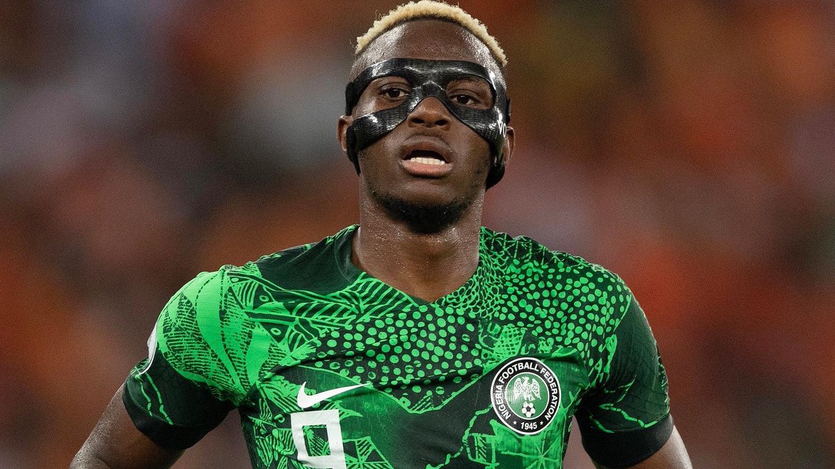 PurelyFootball's tweet photo. 🗣️ Victor Osimhen: "I used to send money to one of my childhood friends but one day he told me about a business he wants to start and needed financial support. I sent him €5k but he didn't appreciate it and even told me he read on news that I earned 1 million euros every week and he was expecting like €50k to start up this business. 

I was so mad that I wanted to reverse the transaction but I couldn't. That money €5k can only buy a pair of shoes in Europe but in Nigeria, it's a lot of money. Nobody sent me 1 dollar before I came to Europe, I hustle day and night, I sold bottle water on the street. People should learn to appreciate whatever they get as gifts not have this sense of entitlement."