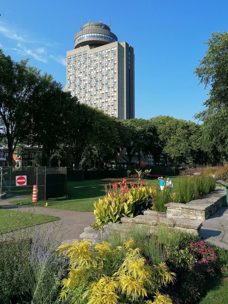 skymanuelima's tweet photo. O #Jardim #Jeanne_d_Arc, localizado nas #Planícies_de_Abraão em #Quebeque, é um jardim projetado em 1938 por Louis Perron. Ele combina o estilo clássico francês com canteiros mistos de estilo inglês, apresentando uma estátua equestre de Joana d'Arc no centro. #Canadá #viagens https://t.co/9yMfLYZ3lK