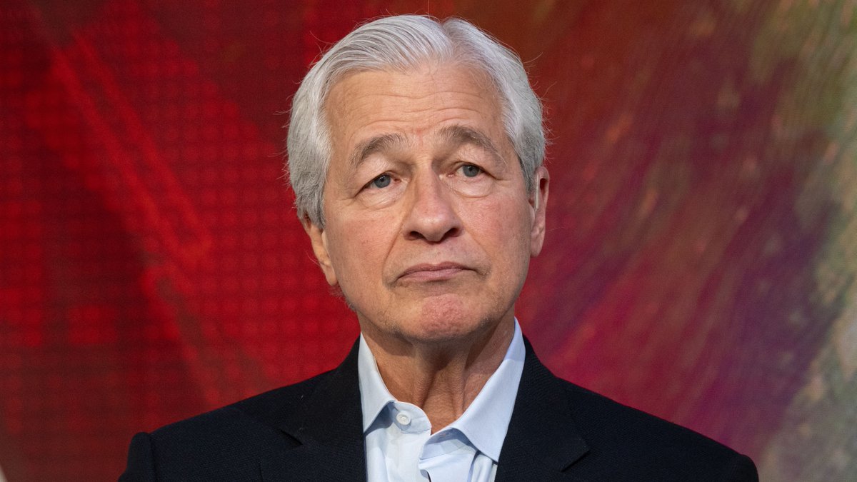 Forbes's tweet photo. Jamie Dimon’s Advice To ‘Ambitious And Hungry’ Professionals https://t.co/ecj4sWdPqA (📸: Noam Galai via Getty Images) https://t.co/XLpC9yrqG9