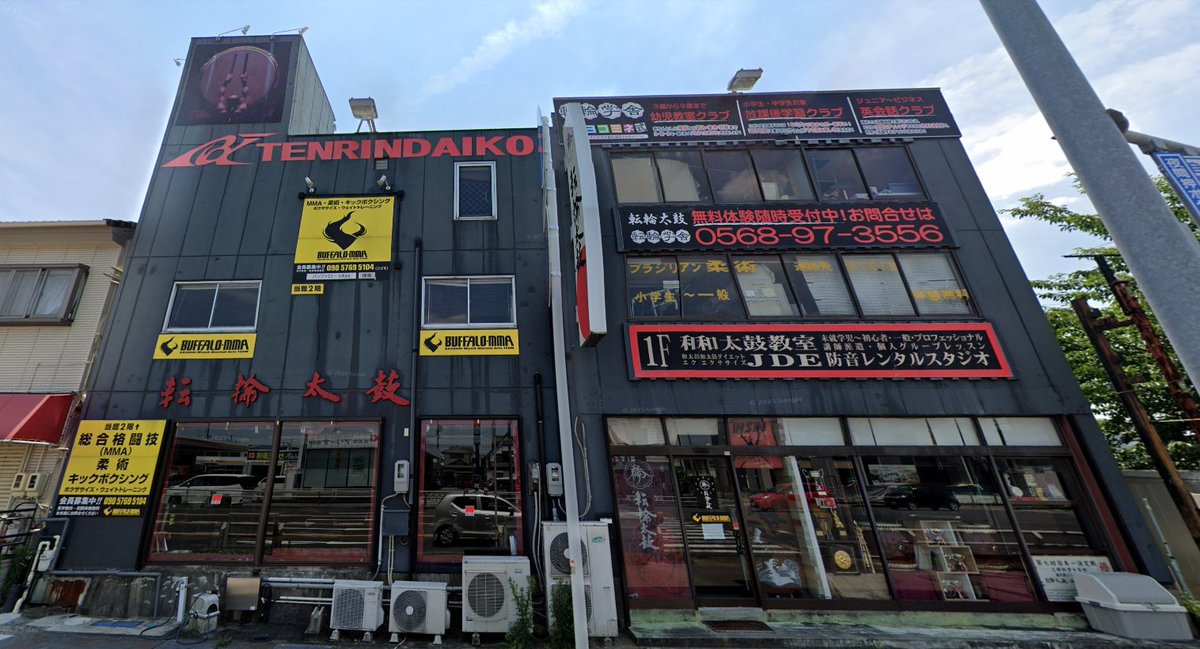 minatogyousei's tweet photo. 【ボロボロの和太鼓教室を、地域の名物にします。】

このたび、
「小規模事業者持続化補助金」に採択されました！
実は別事業として、和太鼓教室を運営しています。

これまで限られた予算の中で続けてきたため、
外観は正直、かなり厳しい状態です。

それでも、教室の中では
子どもから大人まで、たくさんの方が太鼓を楽しんでいます。
だからこそ、外から見てもワクワクする場所にしたい。

地域の方が気軽に集まり、
外国人の方が日本文化に触れられる、
そんな和太鼓教室を目指します。
採択はゴールではなく、ここからが本当の挑戦。

この建物がどう生まれ変わるのか。
改装の過程もすべて発信していきます！

応援していただけたらうれしいです！
#小規模事業者持続化補助金
#和太鼓教室再生プロジェクト
#店舗改装
#地域活性化
#日本文化体験
#インバウンド
#挑戦する経営者
#春日井