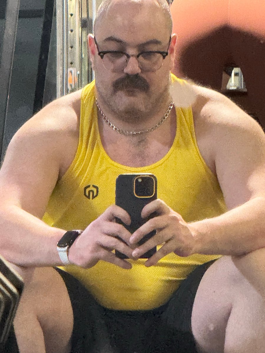 beartender22's tweet photo. Mid-workout breather. Yellow's growing on me. #gayworkout #gaymuscle #powerlifter #gaybear #gaygym #musclebear #bearmuscle #beefybear https://t.co/JCevoLPXjD
