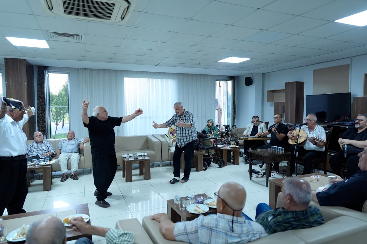 umutzeybek's tweet photo. Gaziantep Valimiz Sayın Kemal Çeber ve kıymetli eşi Sayın Neslihan Çeber Hanımefendi, İl Jandarma Komutanımız Sayın Halil Şen ve eşi Sayın Sevgi Şen ile Hayırsever Sayın Asım Kökoğlu’nu Huzurevimizde düzenlenen sıra gecesi etkinliğinde misafir ettik. 🎶✨

​Kıymetli çınarlarımızın yüzündeki tebessüme ortak olduğumuz bu güzel akşamda, yanımızda olan ve büyüklerimize yakın ilgi gösteren tüm konuklarımıza yürekten teşekkür ediyorum. 💐🤝