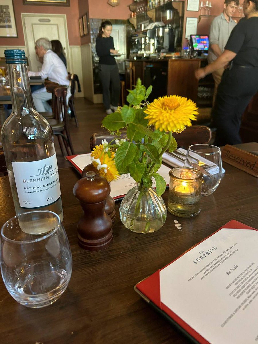 Mo0923v075's tweet photo. I secretly gave myself a little break this afternoon and came here for afternoon tea. The atmosphere was so comfortable. Slowing down like this occasionally makes my whole day feel different. https://t.co/JFr62IKuJd