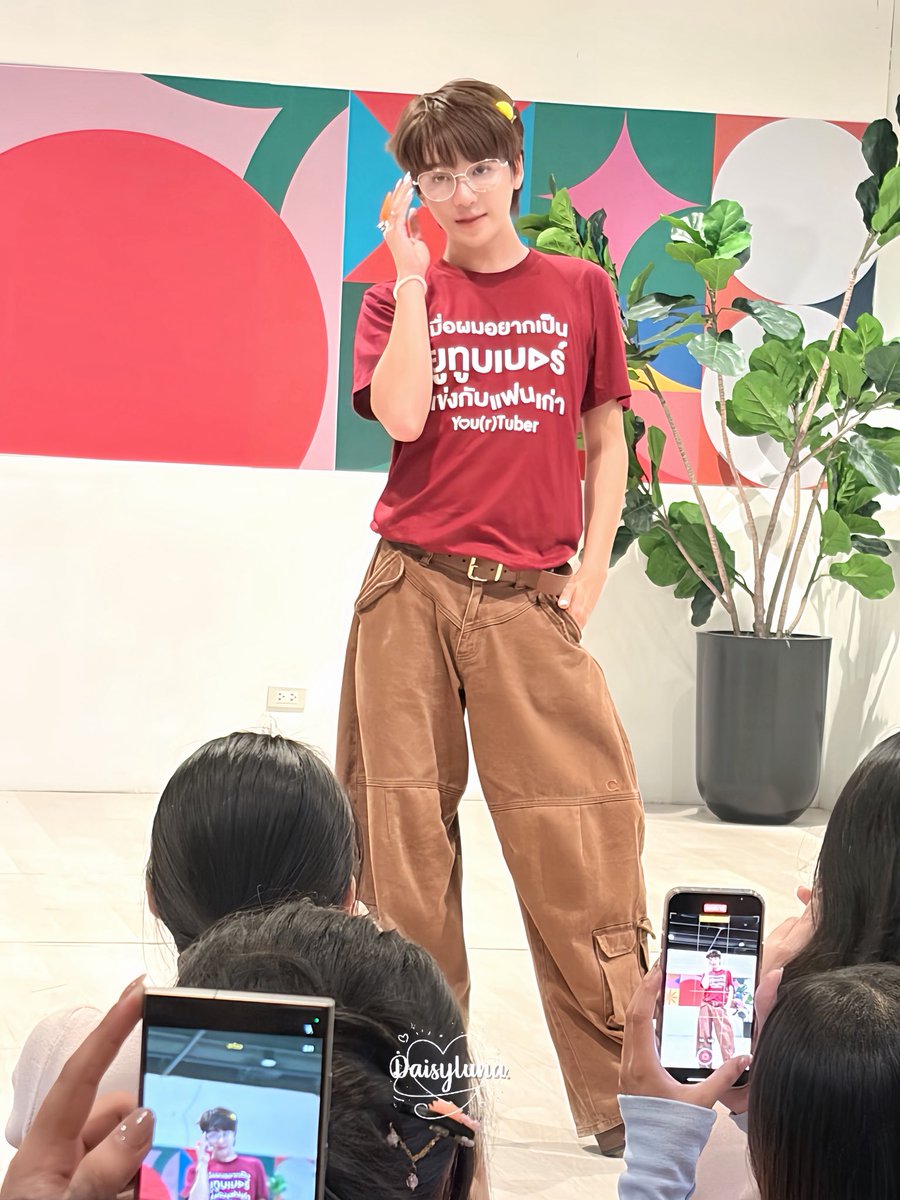 daisylalunaa's tweet photo. กว่าจะได้แต่ละรูปสุดแสนลำบากเพราะไม่อยู่นิ่งเลยเดินทุก10วิ ดองรูปเค็มเลยล่ะ😂
#บวงสรวงYourtuber 
#cooheart #C7minutes https://t.co/nNwSXIrmUJ