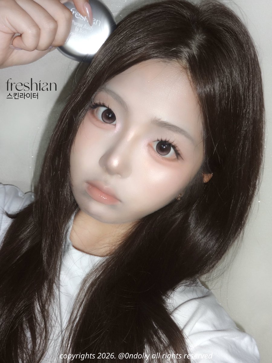 0ndoliy's tweet photo. [광고]

팔로워 한정 #RT 추첨 3분께 제가 제일 좋아하는 프레시안 NEW 스킨라이터 01 밀키 베일을 선물로 드립니다💖

아니 이거… 진짜 요즘 추구하는 광 그 자체🥹✨

아이돌, 배우 메이크업 아티스트 1인자 나겸쌤과 2차 공동개발했다길래 궁금해서 써보니까 왜 샵 메이크업 같다는지 알겠더라구요…

기존 하이라이터처럼 너무 인위적으로 번쩍이는 광이 아니라 원래 피부가 좋은 사람처럼 맑고 투명하게 차오르는 깐달걀 광이 진짜 예뻤어요😭💞

펄도 엄청 곱게 올라와서 각도 바뀔 때마다 은은하게 반짝이는데 절대 과해 보이지 않고 피부결이 좋아 보이는 느낌✨

컬러별 후기랑 어디에 발랐는지는 타래로 적어볼게요💖