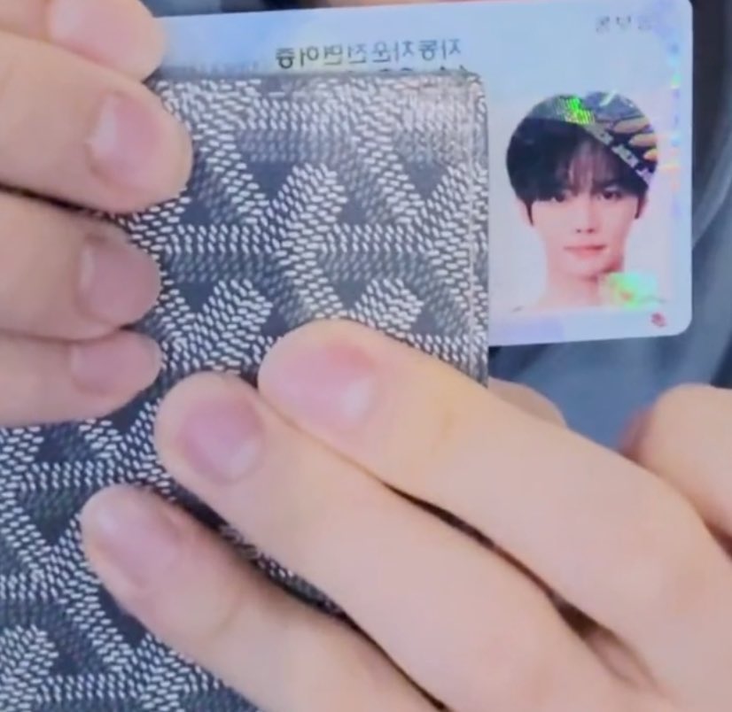 spillthevins's tweet photo. omg gyuvin got his driver’s license https://t.co/62TdSi5rqe