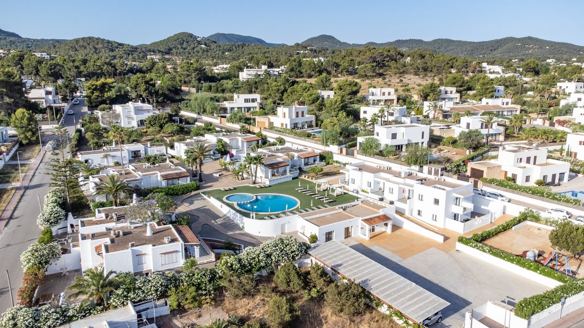 RBogamari's tweet photo. Bye, bye July... There's still plenty of summer left to enjoy 💙 🏡 

Bookings:
https://t.co/4PWvlHFhGZ 

#hotel #holidayvillas #familyhotel #Ibiza #summer2026 https://t.co/JXV5BRjeKO