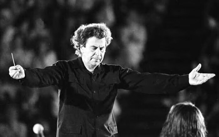 makalahmet's tweet photo. THEODORAKİS 101 YAŞINDA… 🌿🌼
Mikis Theodorakis’in 101. yaşgününü, Yannis Ritsos’un dizeleri üzerine şarkısıyla ve memleketlisi mezzo-soprano Agnes Baltsa’nın emsâlsiz yorumuyla kutluyorum: “Mayıs’ta Bir Gün”. Müziğinizle nice 101 yaşlara üstad… 🌿🌼
https://t.co/3QFR4H87ey https://t.co/NljWSHPYRk
