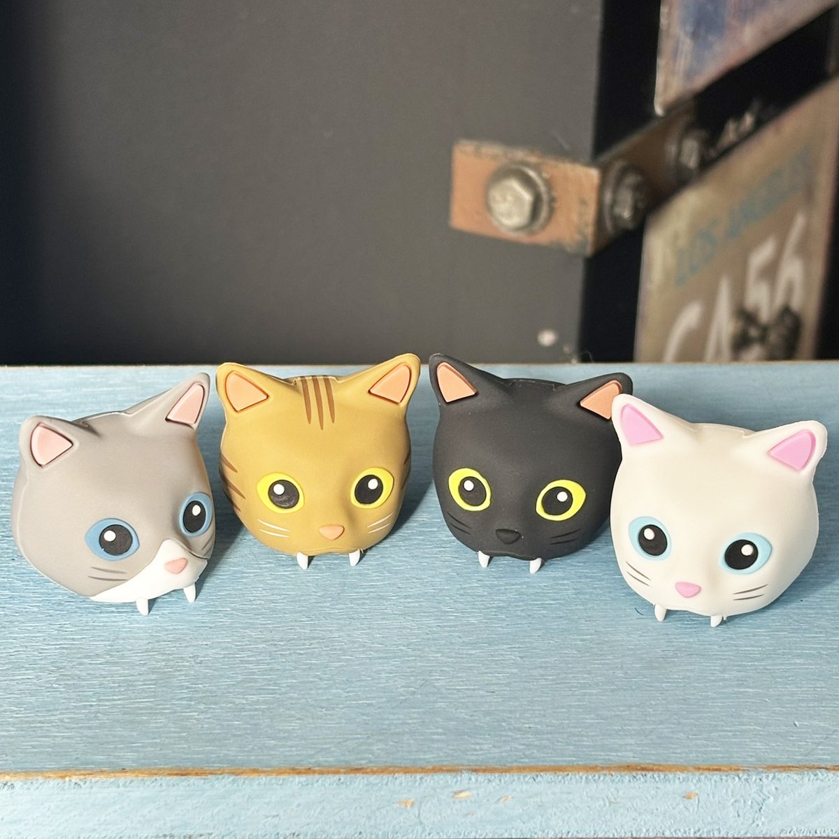 洗濯物に、にゃんこがガブッ🐾 タオルや靴下を甘噛みしているみたいな
