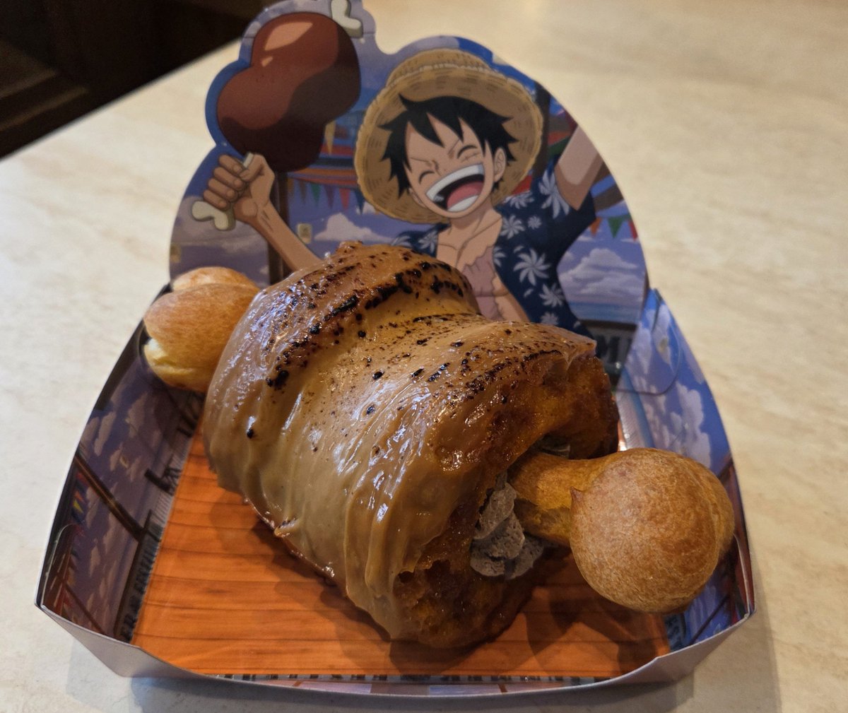 universari_na's tweet photo. ルフィの肉ー！ラズベリー&amp;塩キャラメルムース
¥1300

すっっっっんげぇーーーーー！！！！
見た目肉なのに
肉じゃねぇーーー！！！
ローストビーフみたいな色してラズベリーの味だぁぁぁぁぁぁ！！！！
#USJファン https://t.co/IEGYye6xA2