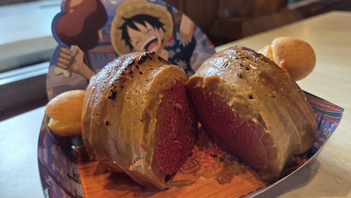 universari_na's tweet photo. ルフィの肉ー！ラズベリー&amp;塩キャラメルムース
¥1300

すっっっっんげぇーーーーー！！！！
見た目肉なのに
肉じゃねぇーーー！！！
ローストビーフみたいな色してラズベリーの味だぁぁぁぁぁぁ！！！！
#USJファン https://t.co/IEGYye6xA2