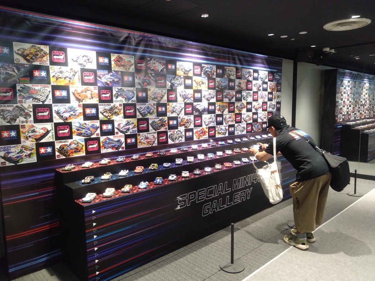 ryudo_sho's tweet photo. 渋谷で旦那とデートしてきた。
真剣にマシンを撮る夫。

うちはレツゴ婚なんで、出会ってから20周年です。

#爆走兄弟
#レツゴ
#30周年
#ミニ四駆 https://t.co/qQmvPNkwBC