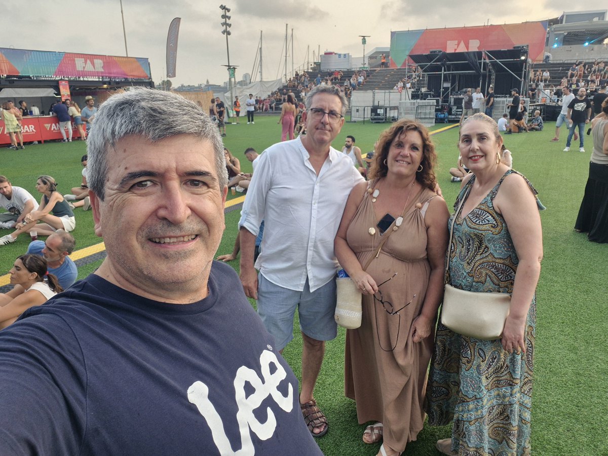 morenoalva_pepe's tweet photo. Hay canciones y bandas que forman parte de nuestra historia … y #MClan es una de esas bandas que lo ha hecho posible.
Noche inolvidable en FAR Valencia.
Gracias, leyendas.🎶⚡
https://t.co/vpE4GpInWI https://t.co/oBVn6znJRb