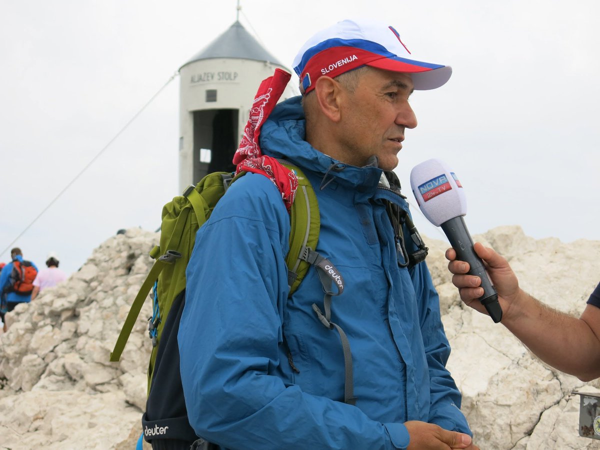 Slovenec1994047's tweet photo. 🇸🇮 🇸🇮 🇸🇮
@Nova24TV:  
Zakaj je @strankaSDS  edina politična stranka, ki ohranja zavest slovenstva z obiskovanjem gora?
@JJansaSDS:
“Ne sedimo doma, tako kot levičarji, in čakamo na subvencije ter socialo” https://t.co/gGo4iPM1a8