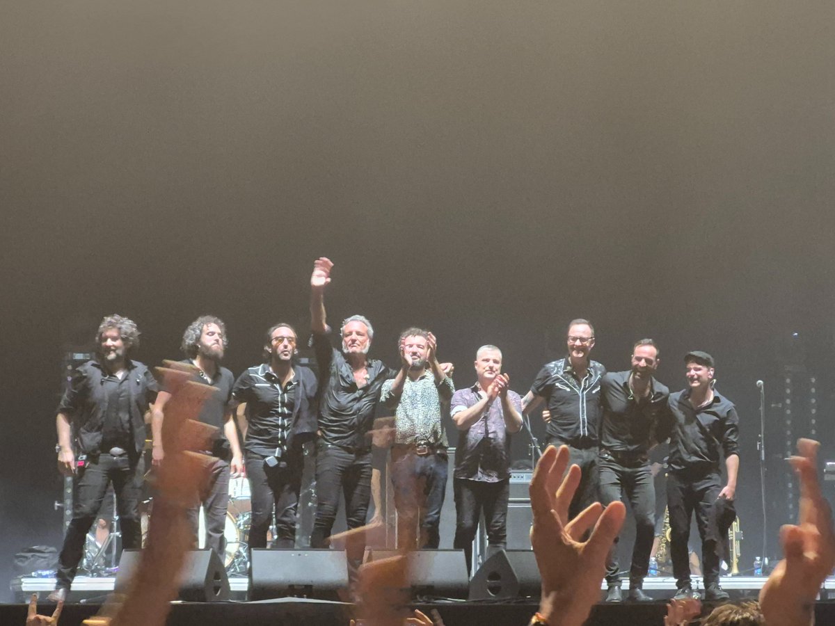 morenoalva_pepe's tweet photo. Hay canciones y bandas que forman parte de nuestra historia … y #MClan es una de esas bandas que lo ha hecho posible.
Noche inolvidable en FAR Valencia.
Gracias, leyendas.🎶⚡
https://t.co/vpE4GpInWI https://t.co/oBVn6znJRb