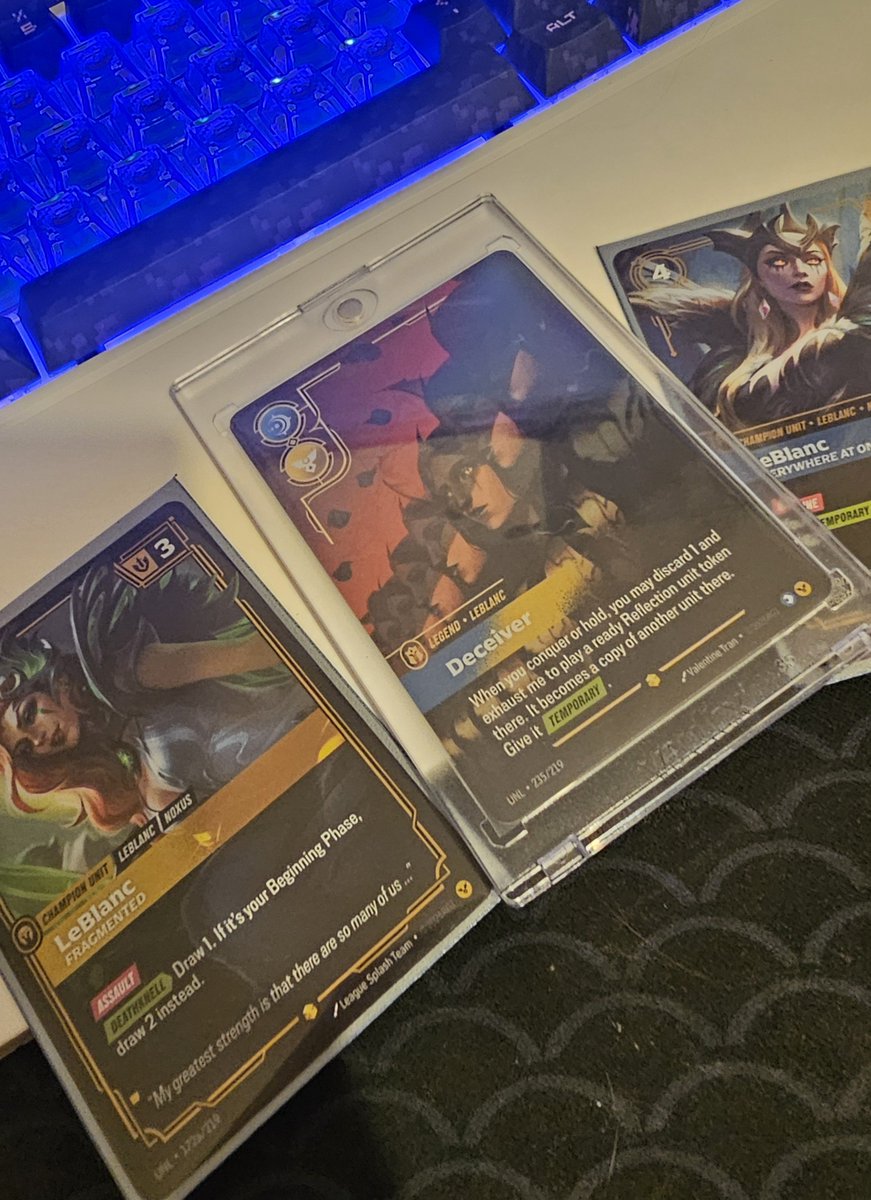 Carl_TCG's tweet photo. Résumé de ma 2eme Nexus Night 
2-1 avec Leblanc 
R1 Miror avec LB: rien pu faire
R2 Fiora: avec Alexis on était trop occupé a ouvrir une case (@lrdngab )
R3 Kai'sa, il connaissait pas Leblanc, il a eu la sacrée surprise du triple Karthus

Le jeu est sans rire super fun.
Hâte du set 4
#Riftbound #NexusNight #Vendetta